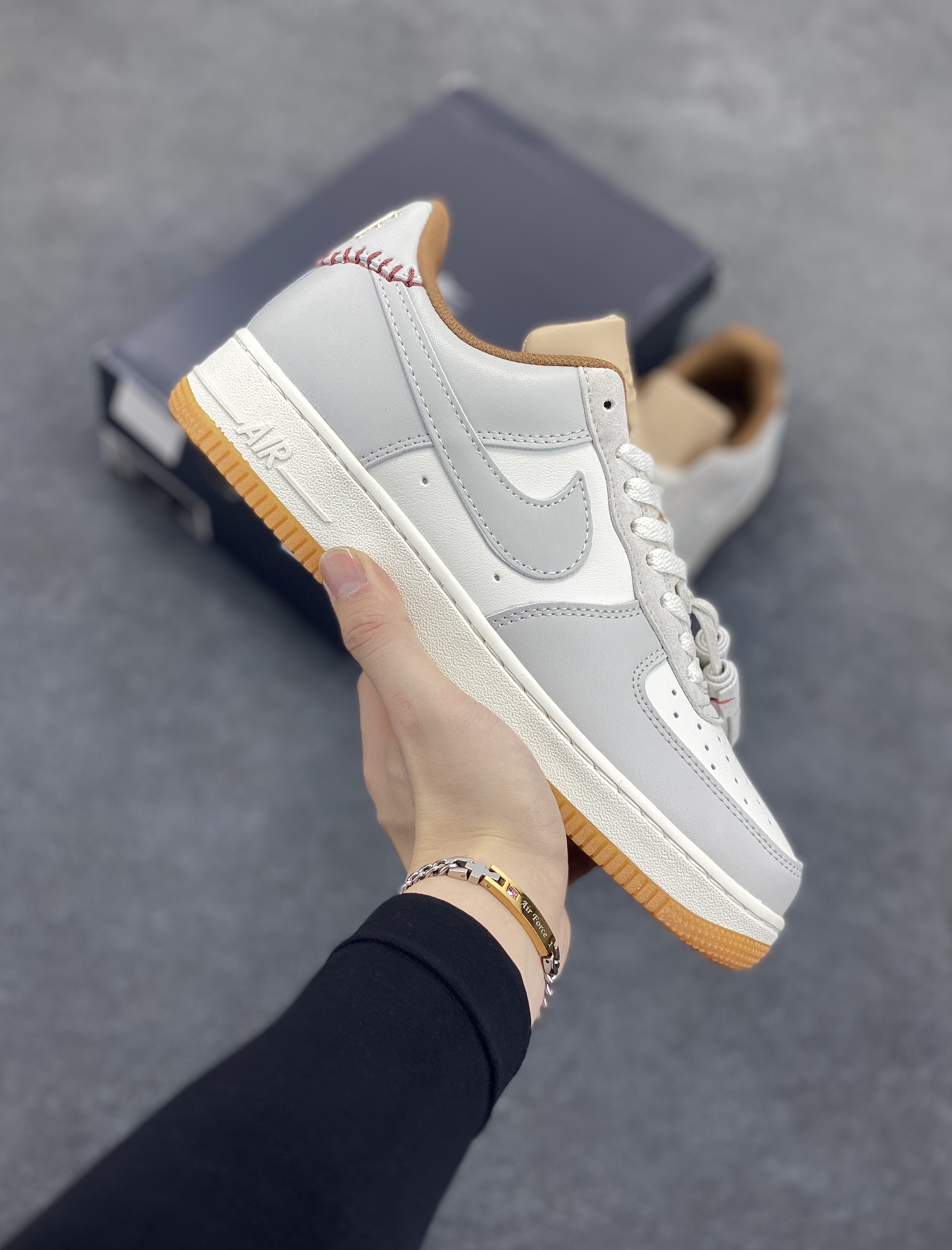 Nike Air Force 1 Low 空军一号低帮百搭休闲运动板鞋。柔软、弹性十足的缓震性能和出色的中底设计,横跨复古与现代的外型结合,造就出风靡全球三十多年的Force 1,直到今天还深受青睐。 货号:HF5697-001 尺码:36 36.5 37.5 38 38.5 39 40 40.5 41 42 42.5 43 44 44.5 45-选品中心