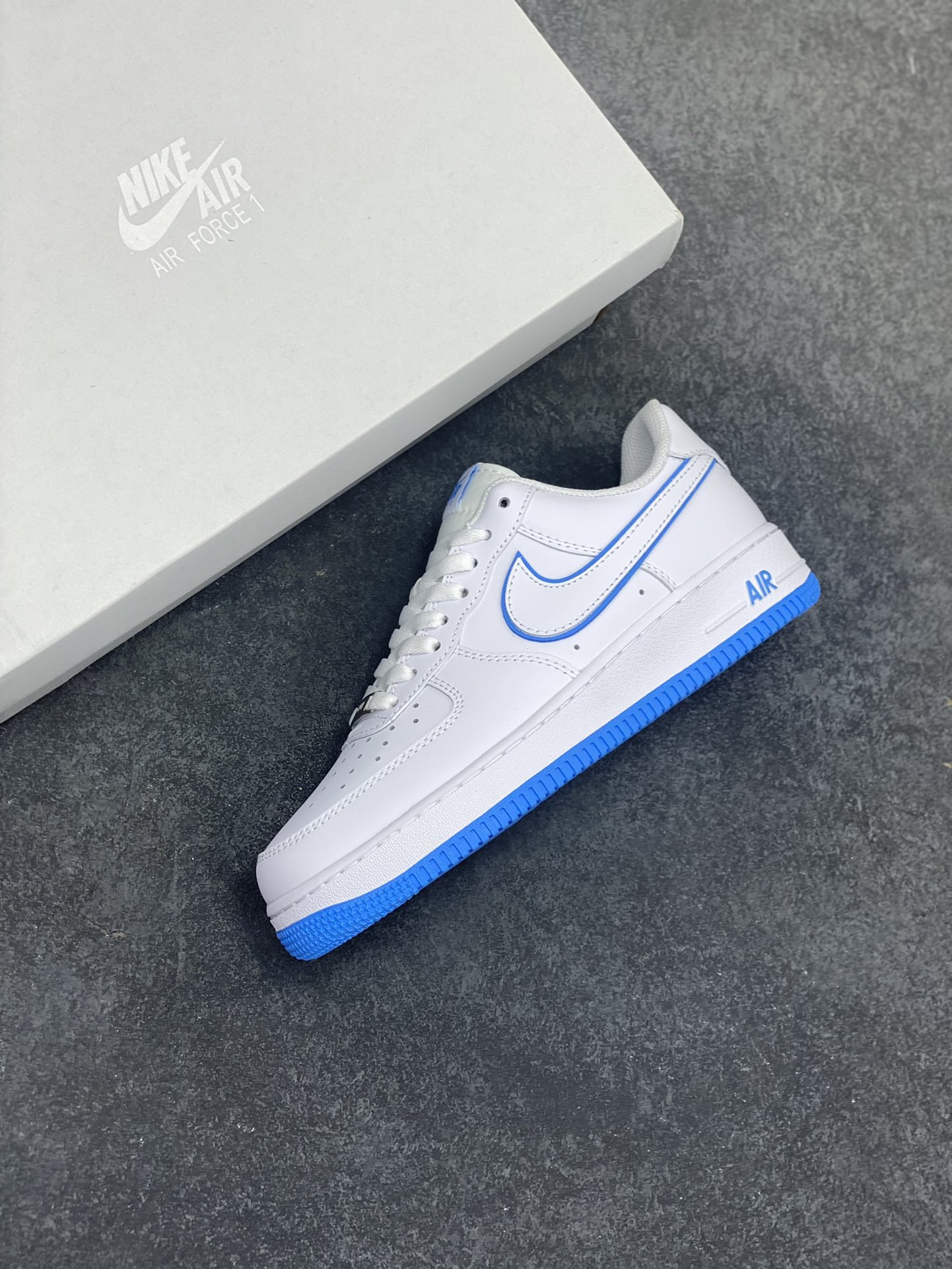 图片[7]-Nike Air Force 1 Low 白蓝边 空军一号低帮运动休闲板鞋 原楦头原纸板 打造纯正空军版型 专注外贸渠道 全掌内置蜂窝气垫 原盒配件 原厂中底钢印、拉帮完美 货号：DV0788-101 尺码：35.5 36 36.5 37.5 38 38.5 39 40 40.5 41 42 42.5 43 44 44.5 45-选品中心