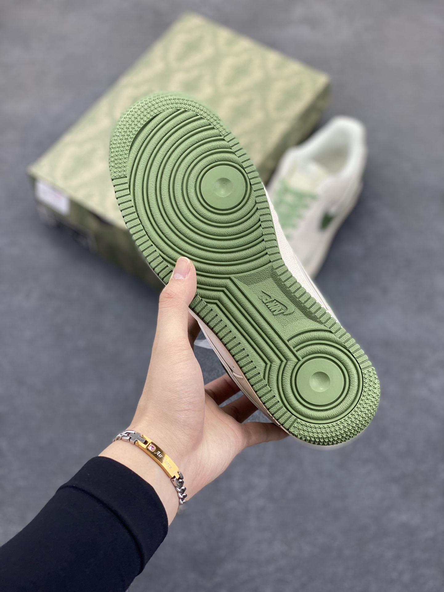 图片[5]-NIke Air Force 1 \’07 Low “古驰联名”空军一号 低帮 运动鞋 休闲鞋 折边针车 工艺难度大 原楦头原纸板 原装鞋盒 定制五金配件 内置全掌气垫 原厂鞋底 货号：QY6818-607 尺码：36 36.5 37.5 38 38.5 39 40 40.5 41 42 42.5 43 44 44.5 45-选品中心