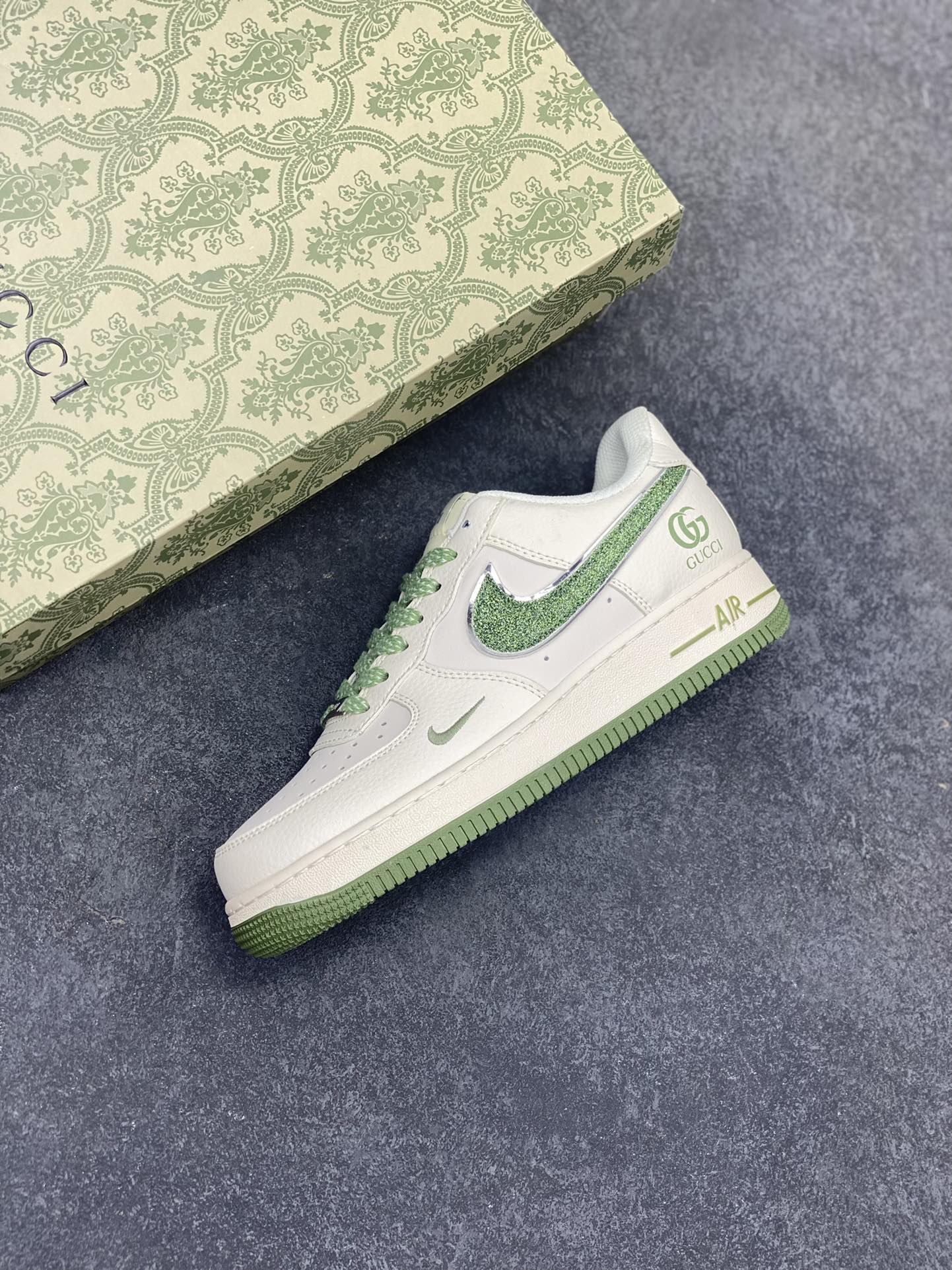 图片[7]-NIke Air Force 1 \’07 Low “古驰联名”空军一号 低帮 运动鞋 休闲鞋 折边针车 工艺难度大 原楦头原纸板 原装鞋盒 定制五金配件 内置全掌气垫 原厂鞋底 货号：QY6818-607 尺码：36 36.5 37.5 38 38.5 39 40 40.5 41 42 42.5 43 44 44.5 45-选品中心