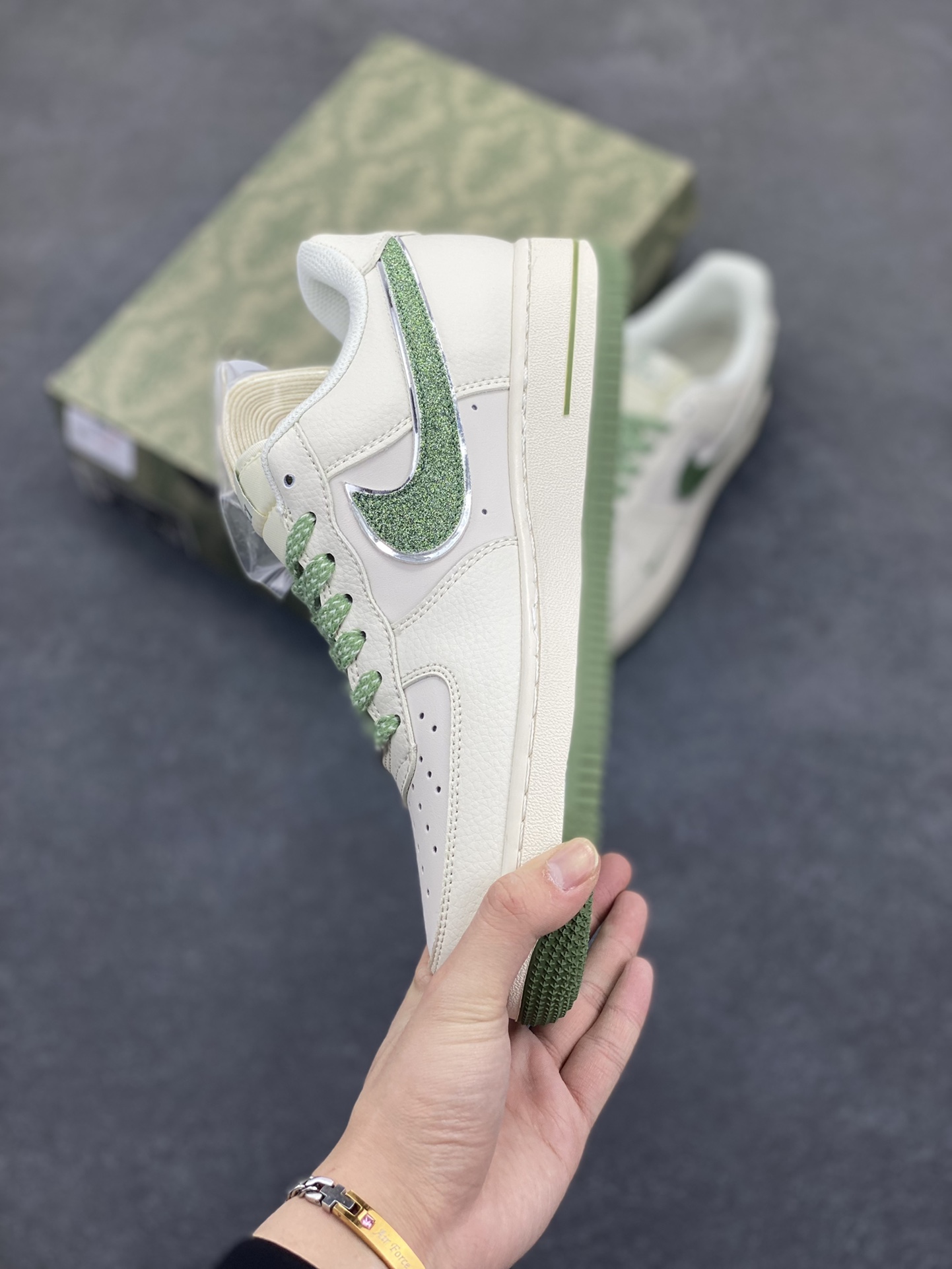 图片[3]-NIke Air Force 1 \’07 Low “古驰联名”空军一号 低帮 运动鞋 休闲鞋 折边针车 工艺难度大 原楦头原纸板 原装鞋盒 定制五金配件 内置全掌气垫 原厂鞋底 货号：QY6818-607 尺码：36 36.5 37.5 38 38.5 39 40 40.5 41 42 42.5 43 44 44.5 45-选品中心