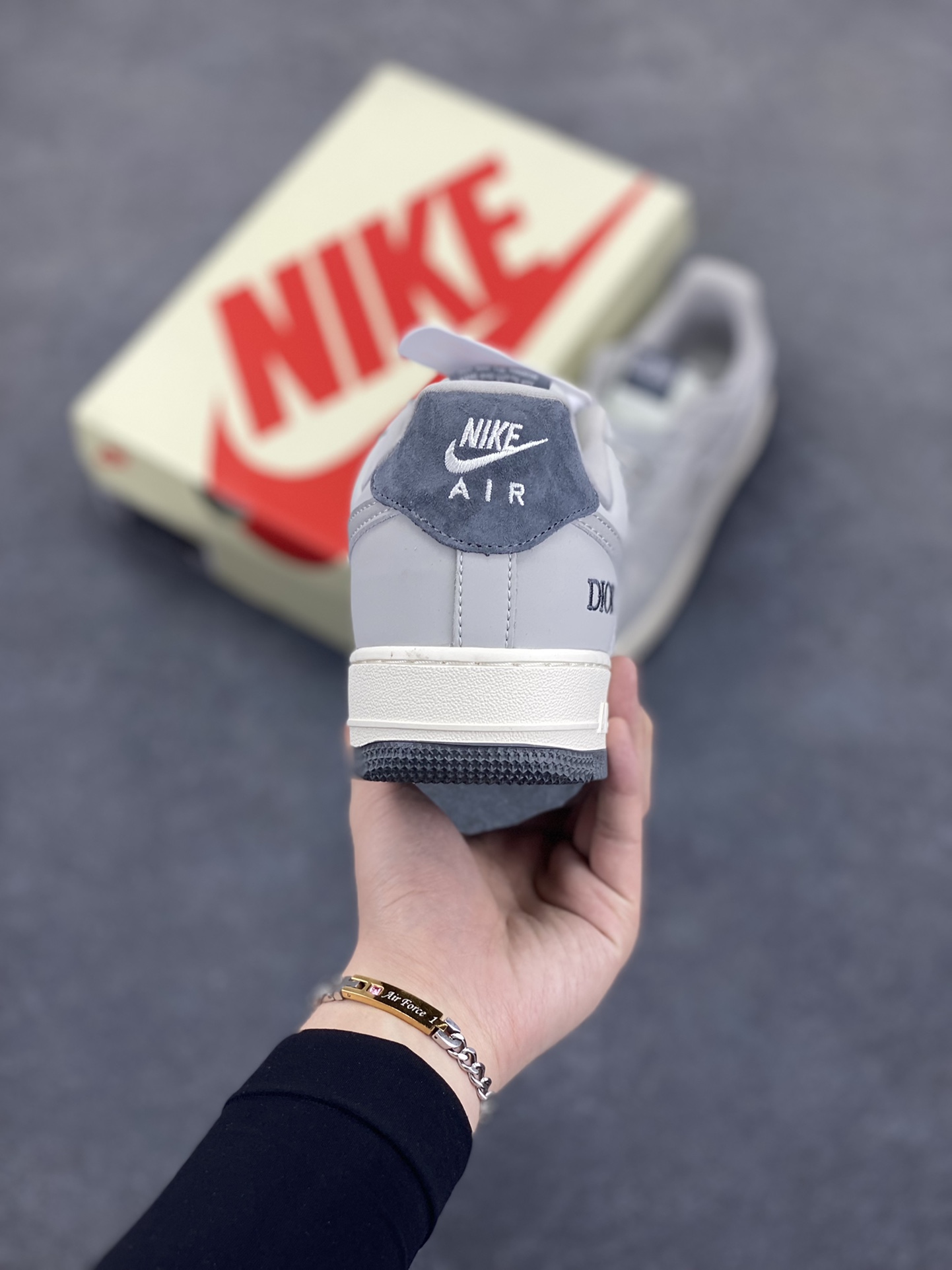 图片[4]-NIke Air Force 1 \’07 Low “迪奥联名——古典灰”空军一号 低帮 运动鞋 休闲鞋 折边针车 工艺难度大 原楦头原纸板 原装鞋盒 定制五金配件 内置全掌气垫 原厂鞋底 货号：DF0188-041 尺码：36 36.5 37.5 38 38.5 39 40 40.5 41 42 42.5 43 44 44.5 45-选品中心