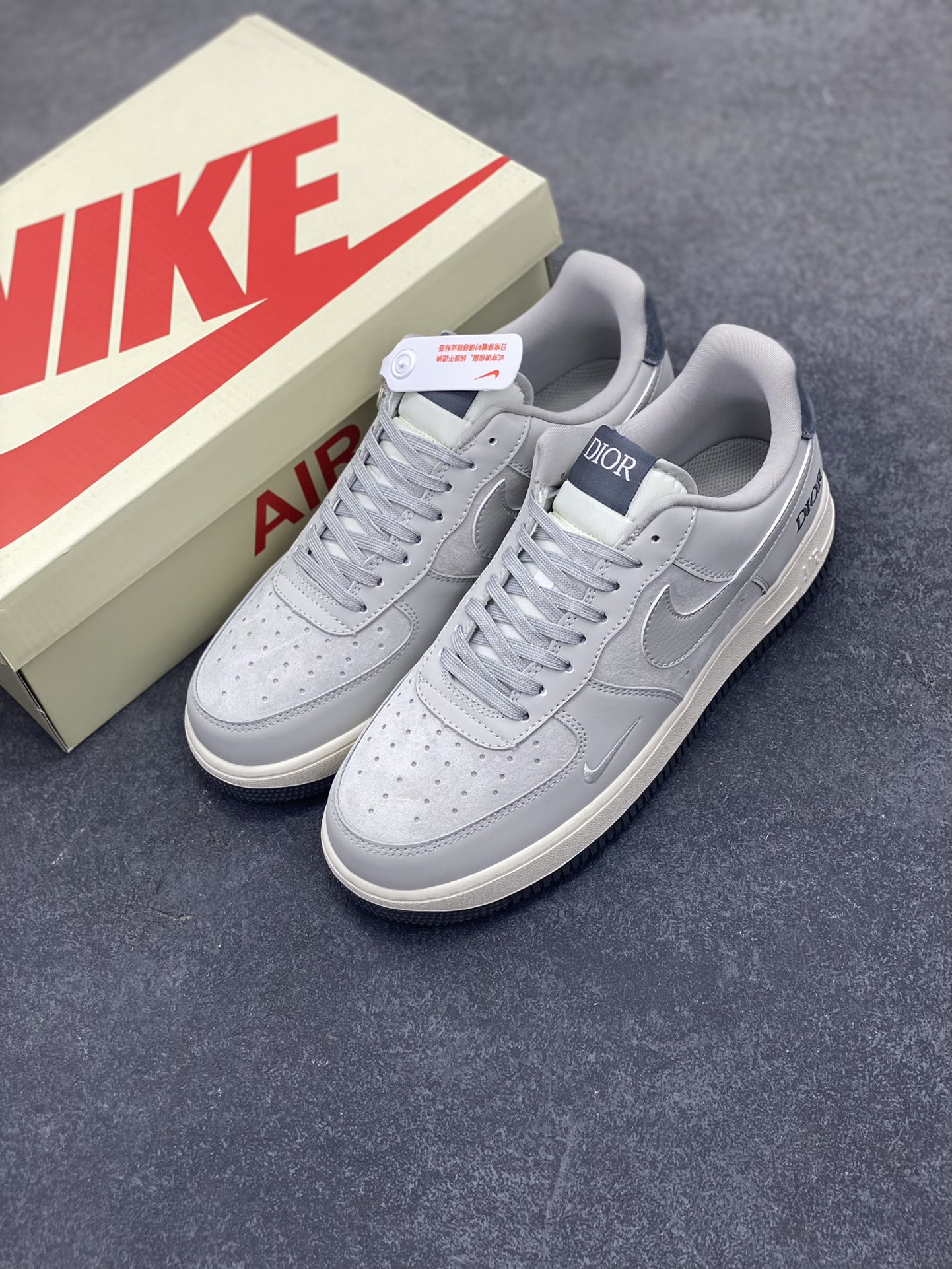 图片[8]-NIke Air Force 1 \’07 Low “迪奥联名——古典灰”空军一号 低帮 运动鞋 休闲鞋 折边针车 工艺难度大 原楦头原纸板 原装鞋盒 定制五金配件 内置全掌气垫 原厂鞋底 货号：DF0188-041 尺码：36 36.5 37.5 38 38.5 39 40 40.5 41 42 42.5 43 44 44.5 45-选品中心