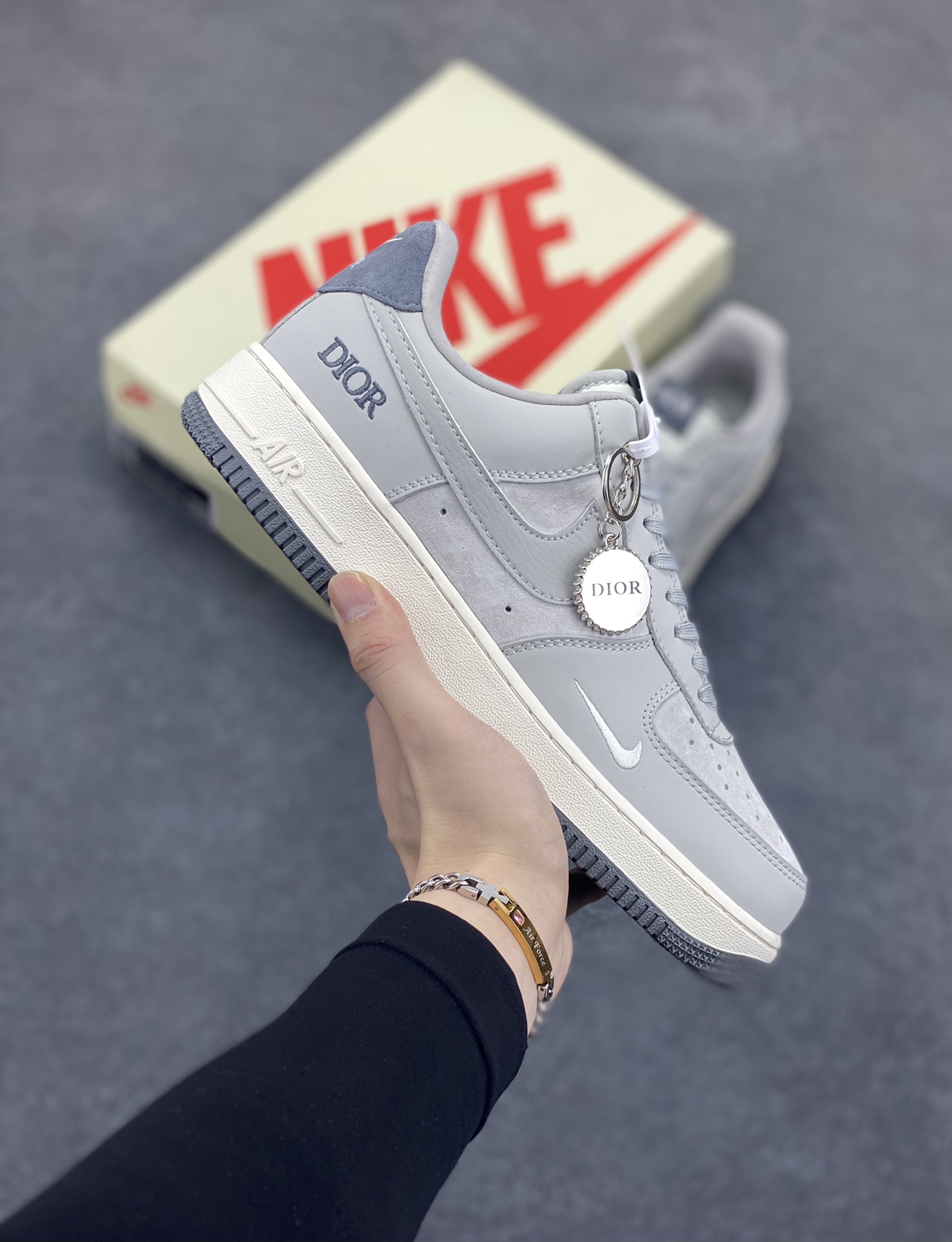NIke Air Force 1 \’07 Low “迪奥联名——古典灰”空军一号 低帮 运动鞋 休闲鞋 折边针车 工艺难度大 原楦头原纸板 原装鞋盒 定制五金配件 内置全掌气垫 原厂鞋底 货号:DF0188-041 尺码:36 36.5 37.5 38 38.5 39 40 40.5 41 42 42.5 43 44 44.5 45-选品中心