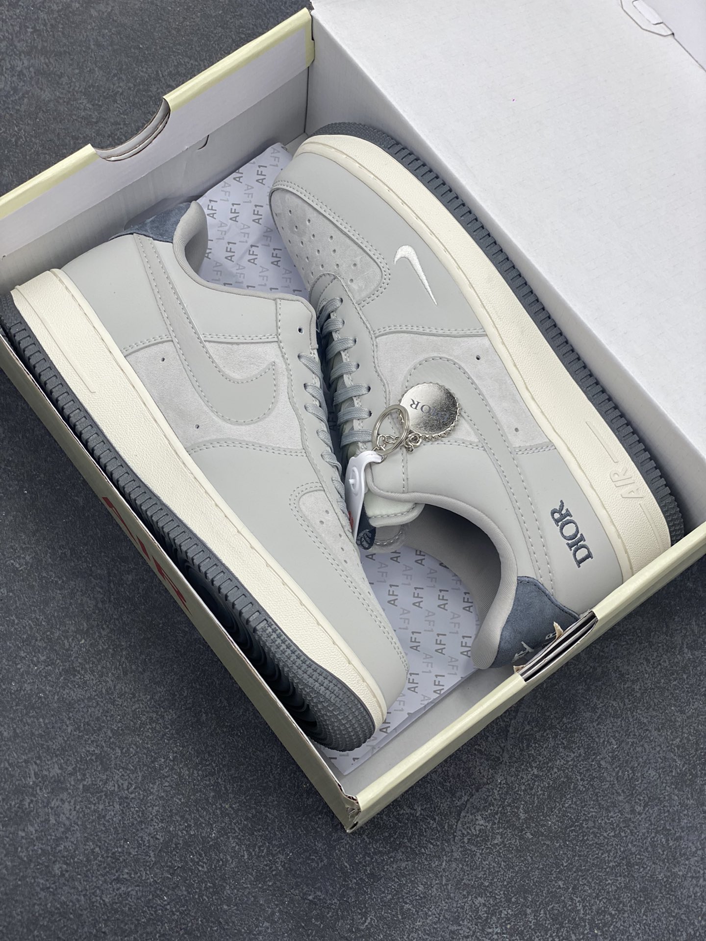 图片[9]-NIke Air Force 1 \’07 Low “迪奥联名——古典灰”空军一号 低帮 运动鞋 休闲鞋 折边针车 工艺难度大 原楦头原纸板 原装鞋盒 定制五金配件 内置全掌气垫 原厂鞋底 货号：DF0188-041 尺码：36 36.5 37.5 38 38.5 39 40 40.5 41 42 42.5 43 44 44.5 45-选品中心