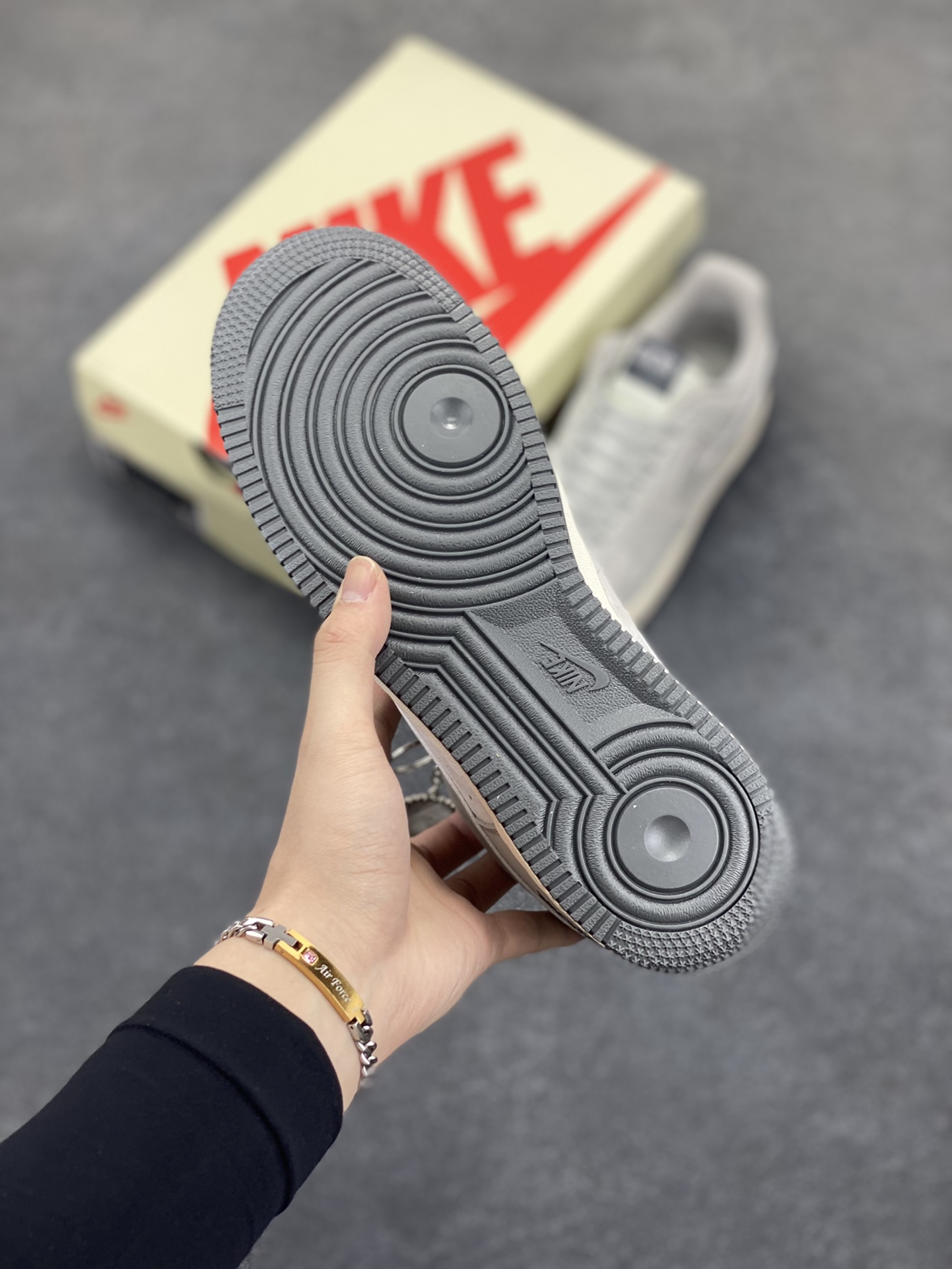 图片[5]-NIke Air Force 1 \’07 Low “迪奥联名——古典灰”空军一号 低帮 运动鞋 休闲鞋 折边针车 工艺难度大 原楦头原纸板 原装鞋盒 定制五金配件 内置全掌气垫 原厂鞋底 货号：DF0188-041 尺码：36 36.5 37.5 38 38.5 39 40 40.5 41 42 42.5 43 44 44.5 45-选品中心