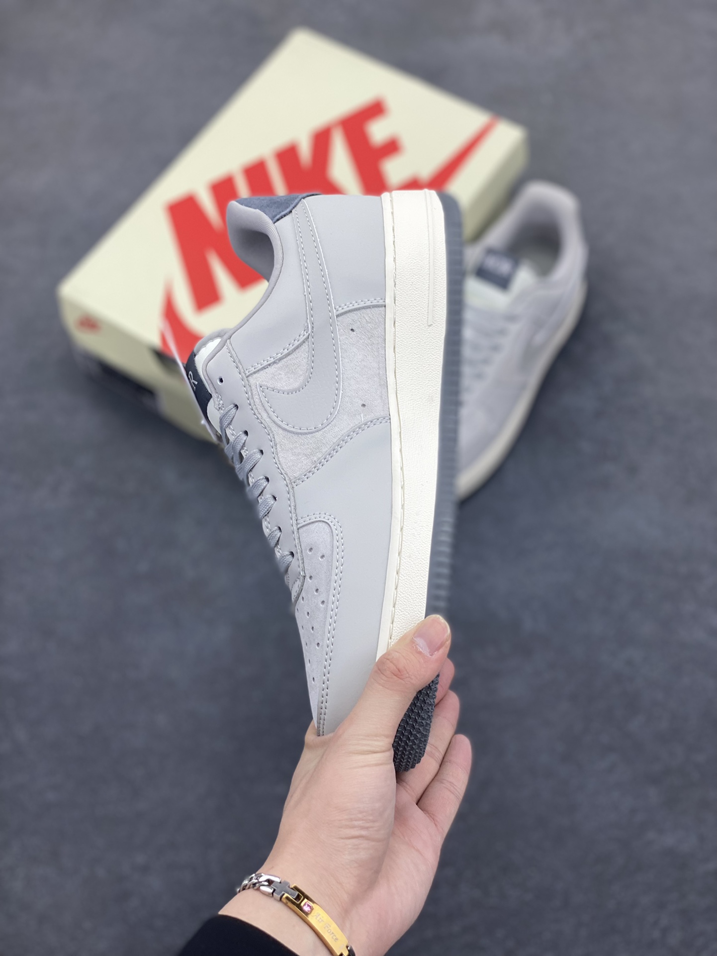 图片[3]-NIke Air Force 1 \’07 Low “迪奥联名——古典灰”空军一号 低帮 运动鞋 休闲鞋 折边针车 工艺难度大 原楦头原纸板 原装鞋盒 定制五金配件 内置全掌气垫 原厂鞋底 货号：DF0188-041 尺码：36 36.5 37.5 38 38.5 39 40 40.5 41 42 42.5 43 44 44.5 45-选品中心