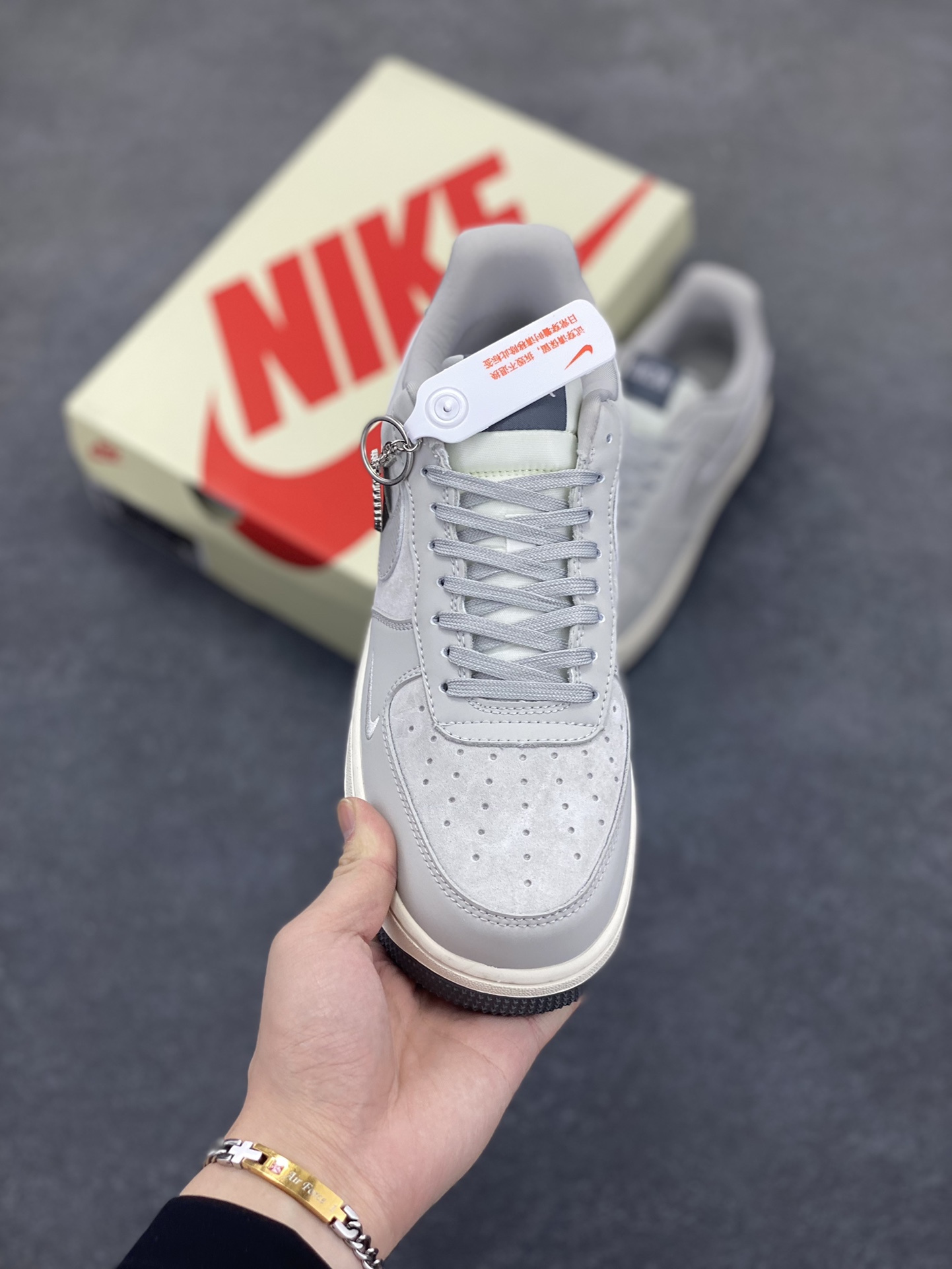 图片[2]-NIke Air Force 1 \’07 Low “迪奥联名——古典灰”空军一号 低帮 运动鞋 休闲鞋 折边针车 工艺难度大 原楦头原纸板 原装鞋盒 定制五金配件 内置全掌气垫 原厂鞋底 货号：DF0188-041 尺码：36 36.5 37.5 38 38.5 39 40 40.5 41 42 42.5 43 44 44.5 45-选品中心