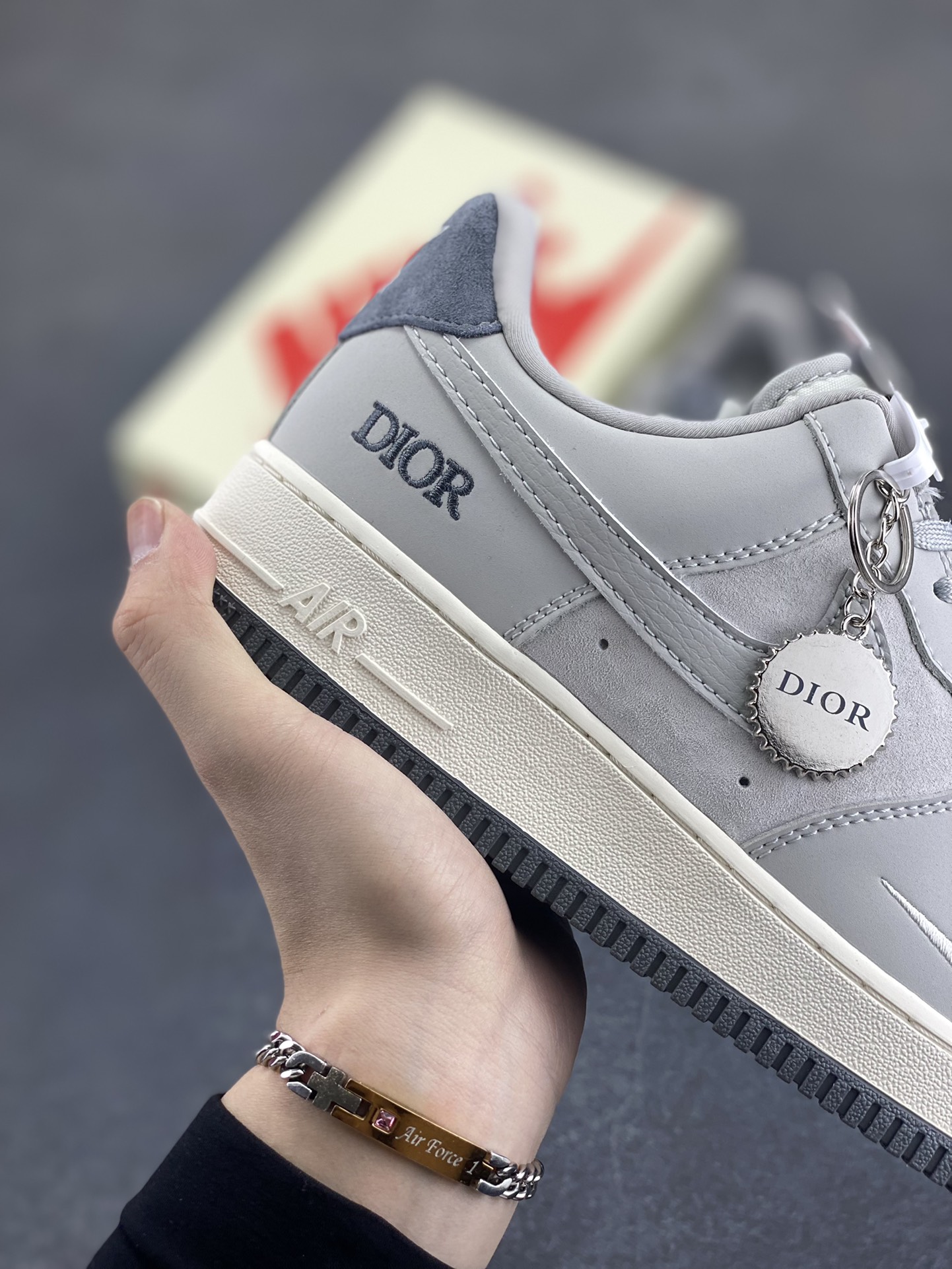 图片[6]-NIke Air Force 1 \’07 Low “迪奥联名——古典灰”空军一号 低帮 运动鞋 休闲鞋 折边针车 工艺难度大 原楦头原纸板 原装鞋盒 定制五金配件 内置全掌气垫 原厂鞋底 货号：DF0188-041 尺码：36 36.5 37.5 38 38.5 39 40 40.5 41 42 42.5 43 44 44.5 45-选品中心