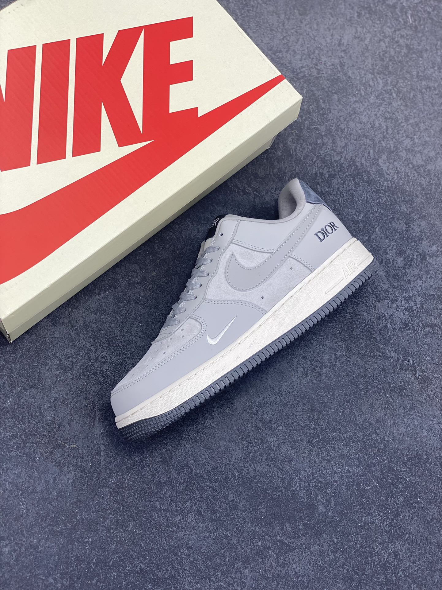 图片[7]-NIke Air Force 1 \’07 Low “迪奥联名——古典灰”空军一号 低帮 运动鞋 休闲鞋 折边针车 工艺难度大 原楦头原纸板 原装鞋盒 定制五金配件 内置全掌气垫 原厂鞋底 货号：DF0188-041 尺码：36 36.5 37.5 38 38.5 39 40 40.5 41 42 42.5 43 44 44.5 45-选品中心