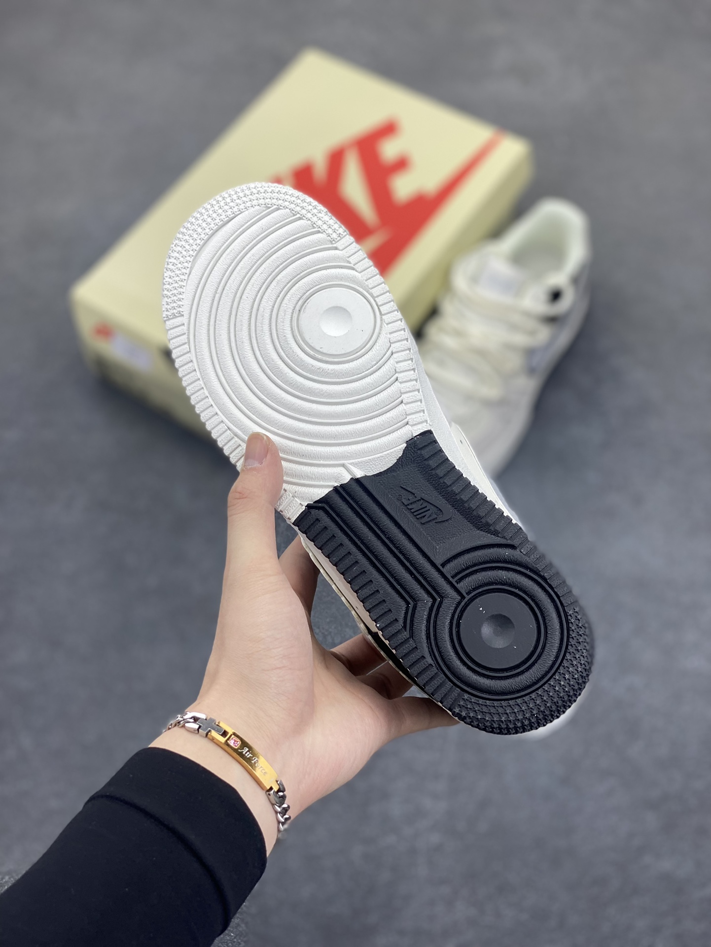 图片[5]-Nike Air Force 1 Low 07 x 暴力熊 原楦头原纸板 打造纯正低帮空军版型 专注外贸渠道 全掌内置蜂窝气垫 原盒配件 原厂中底钢印、拉帮完美 货号：SL-888833 尺码：36 36.5 37.5 38 38.5 39 40 40.5 41 42 42.5 43 44 44.5 45-选品中心