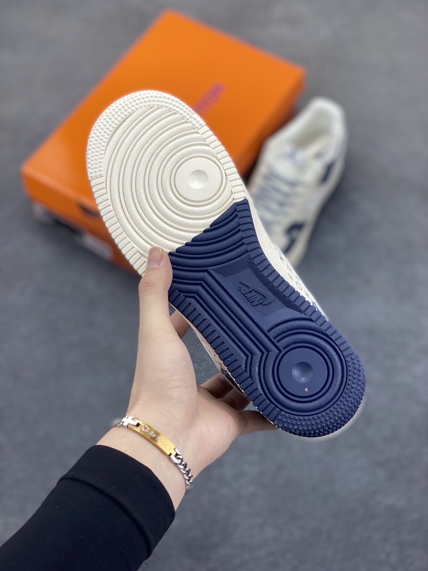 图片[5]-NIke Air Force 1 \’07 Low “LV联名——双拼蓝牛仔”空军一号 低帮 运动鞋 休闲鞋 折边针车 工艺难度大 原楦头原纸板 原装鞋盒 定制五金配件 内置全掌气垫 原厂鞋底 货号：YX5066-318 尺码：36 36.5 37.5 38 38.5 39 40 40.5 41 42 42.5 43 44 44.5 45-选品中心