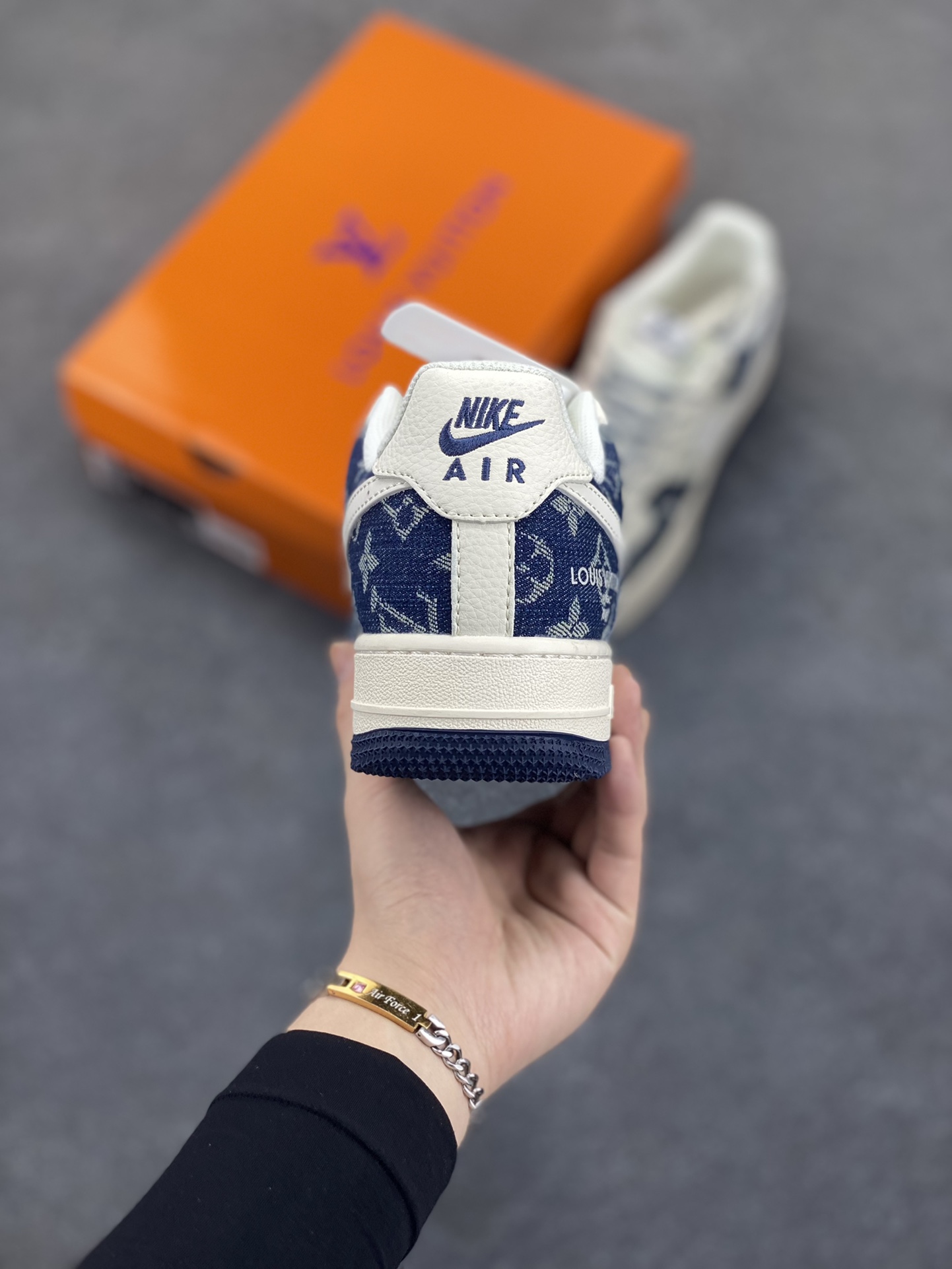 图片[4]-NIke Air Force 1 \’07 Low “LV联名——双拼蓝牛仔”空军一号 低帮 运动鞋 休闲鞋 折边针车 工艺难度大 原楦头原纸板 原装鞋盒 定制五金配件 内置全掌气垫 原厂鞋底 货号：YX5066-318 尺码：36 36.5 37.5 38 38.5 39 40 40.5 41 42 42.5 43 44 44.5 45-选品中心