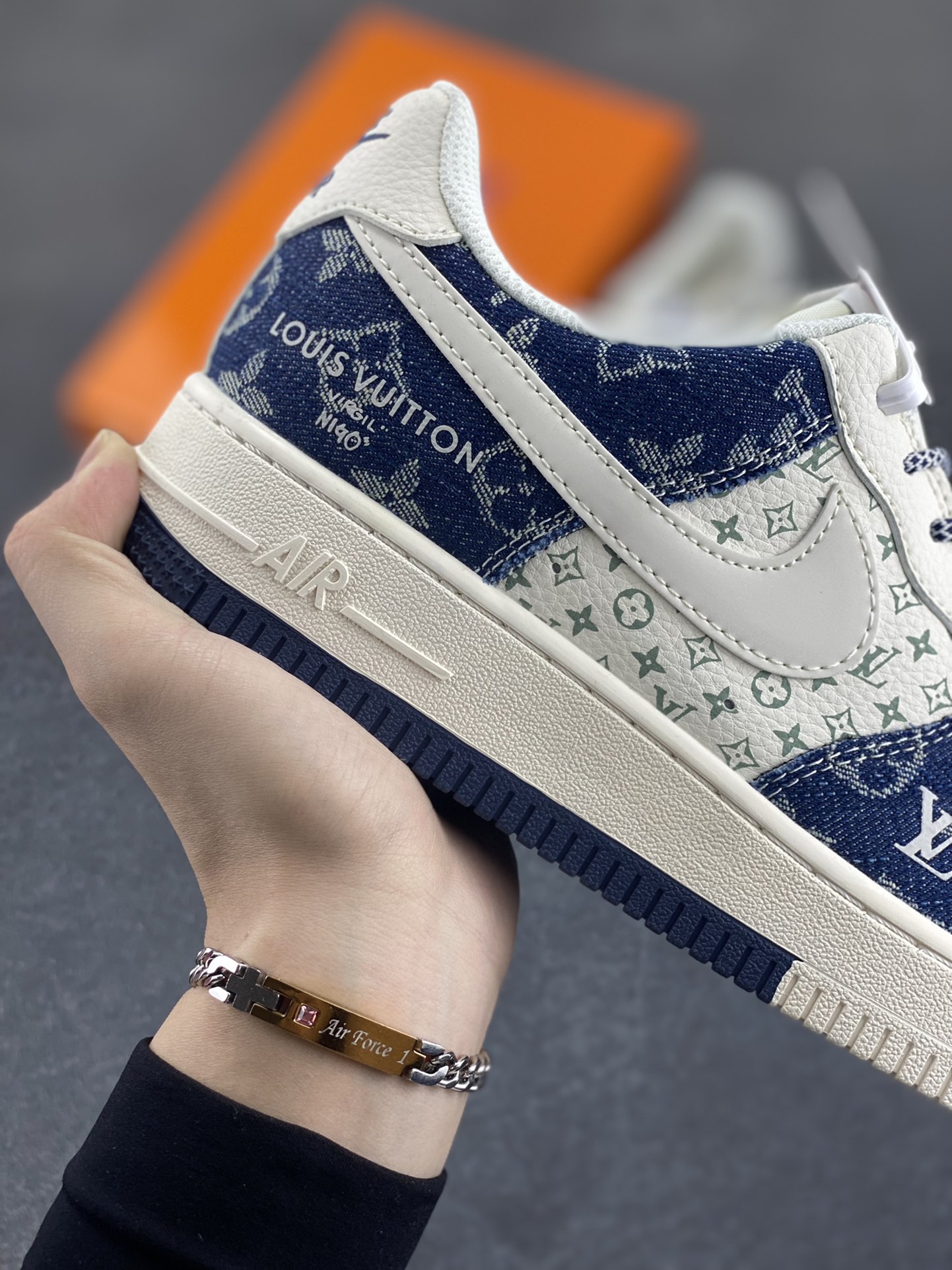 图片[6]-NIke Air Force 1 \’07 Low “LV联名——双拼蓝牛仔”空军一号 低帮 运动鞋 休闲鞋 折边针车 工艺难度大 原楦头原纸板 原装鞋盒 定制五金配件 内置全掌气垫 原厂鞋底 货号：YX5066-318 尺码：36 36.5 37.5 38 38.5 39 40 40.5 41 42 42.5 43 44 44.5 45-选品中心