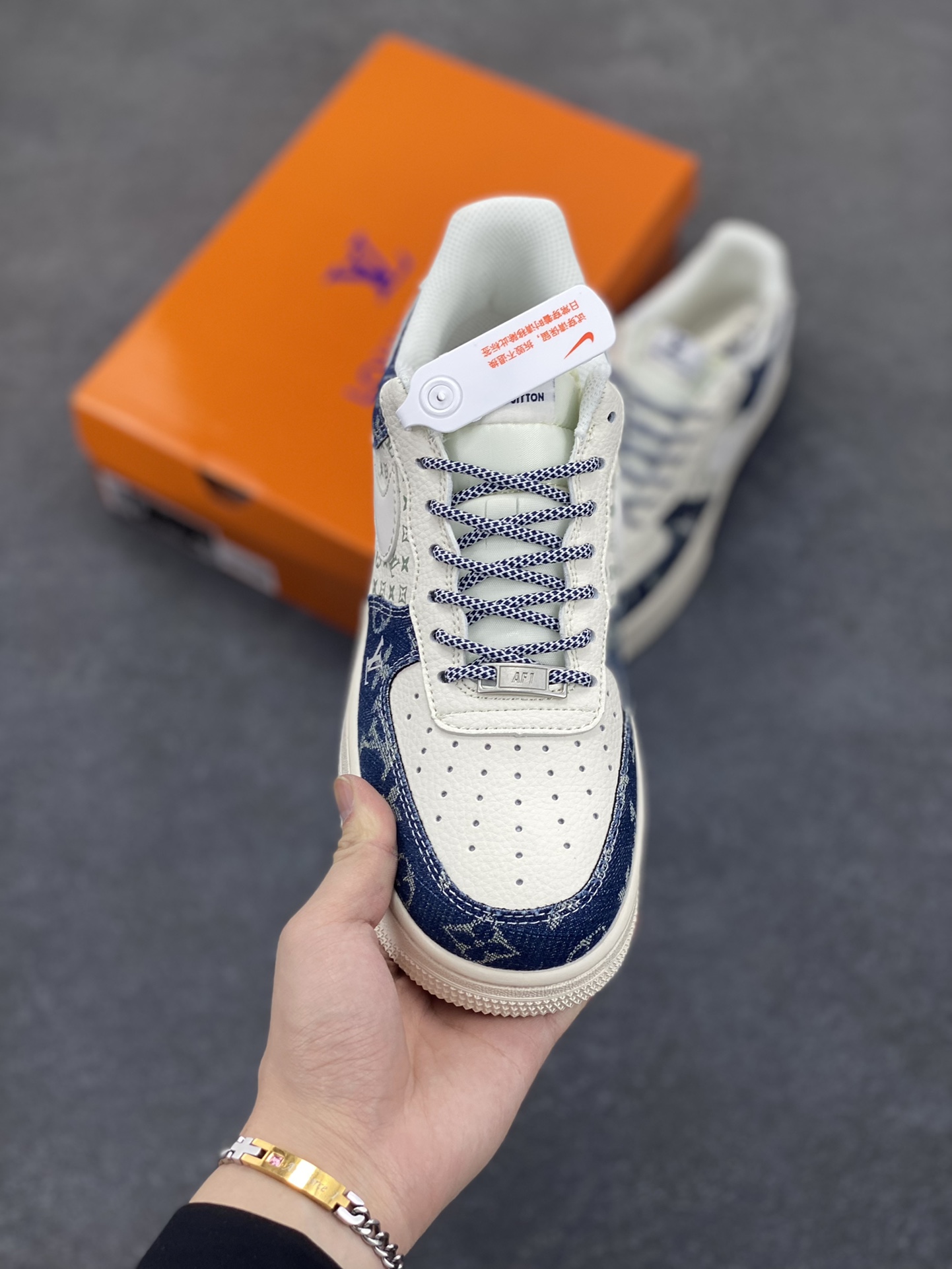 图片[2]-NIke Air Force 1 \’07 Low “LV联名——双拼蓝牛仔”空军一号 低帮 运动鞋 休闲鞋 折边针车 工艺难度大 原楦头原纸板 原装鞋盒 定制五金配件 内置全掌气垫 原厂鞋底 货号：YX5066-318 尺码：36 36.5 37.5 38 38.5 39 40 40.5 41 42 42.5 43 44 44.5 45-选品中心