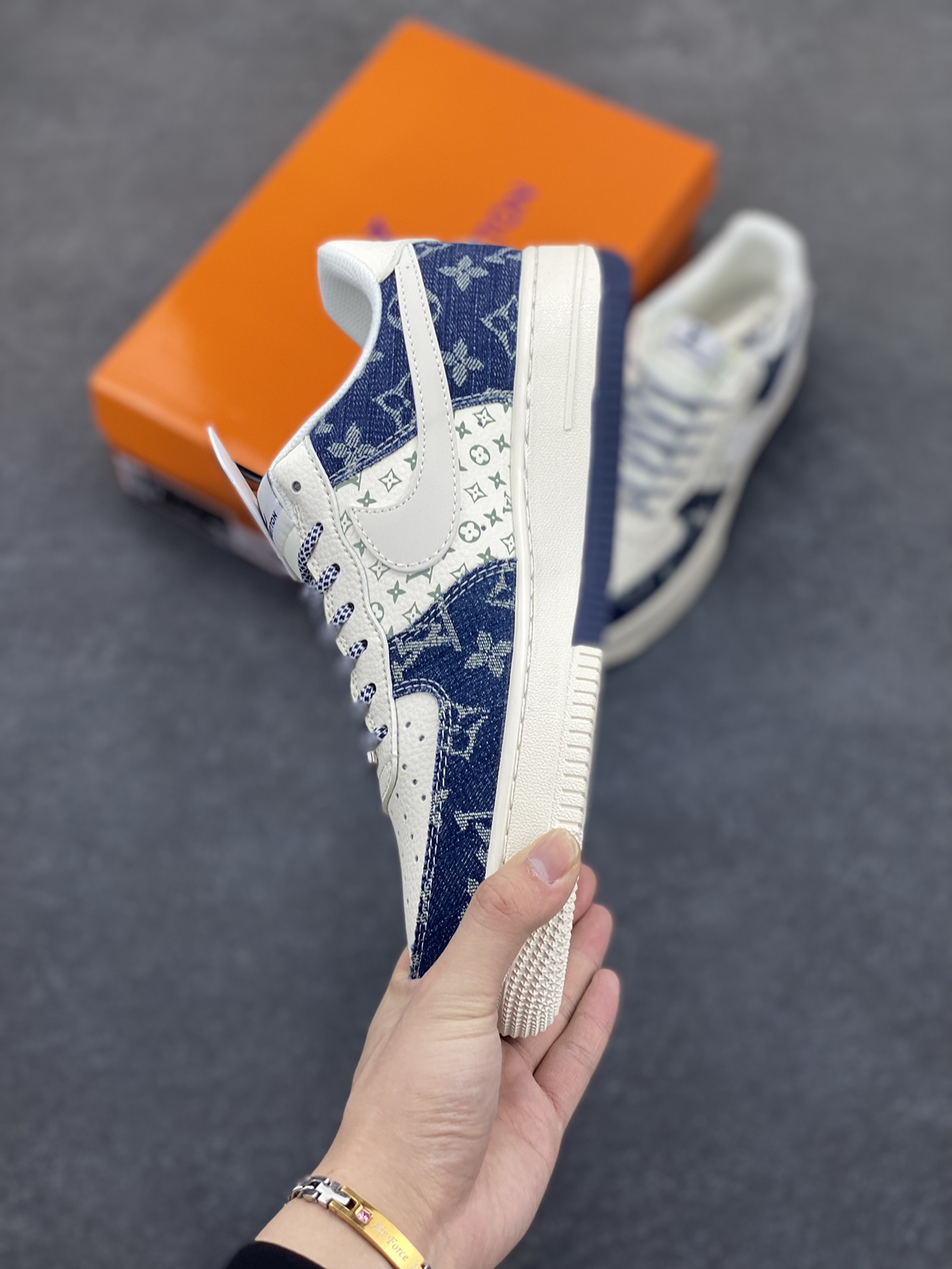 图片[3]-NIke Air Force 1 \’07 Low “LV联名——双拼蓝牛仔”空军一号 低帮 运动鞋 休闲鞋 折边针车 工艺难度大 原楦头原纸板 原装鞋盒 定制五金配件 内置全掌气垫 原厂鞋底 货号：YX5066-318 尺码：36 36.5 37.5 38 38.5 39 40 40.5 41 42 42.5 43 44 44.5 45-选品中心