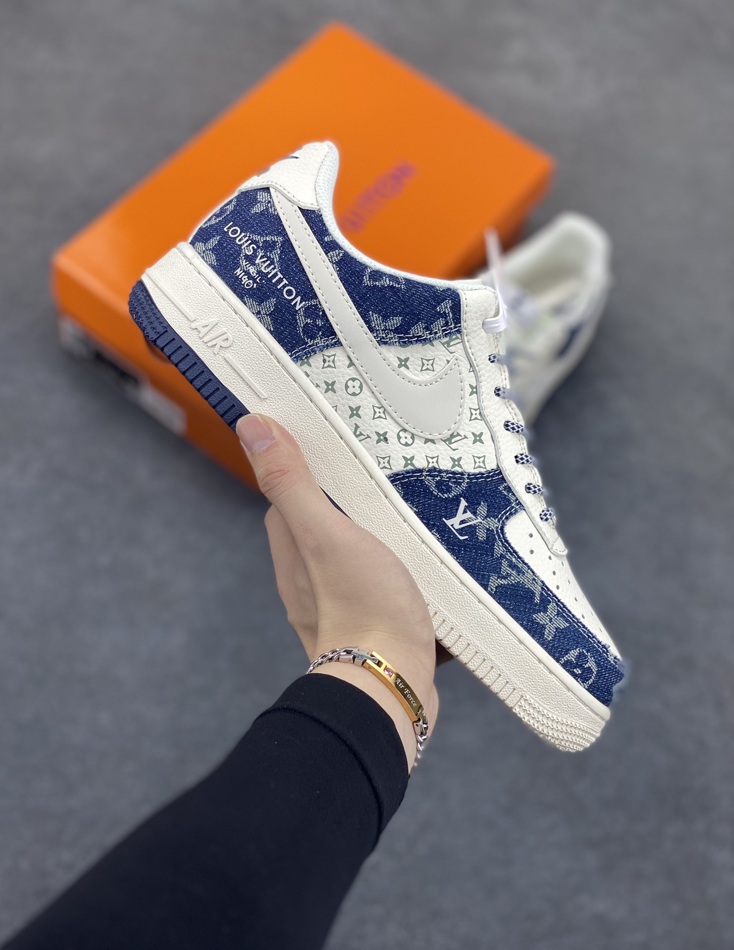 NIke Air Force 1 \'07 Low “LV联名——双拼蓝牛仔”空军一号 低帮 运动鞋 休闲鞋 折边针车 工艺难度大 原楦头原纸板 原装鞋盒 定制五金配件 内置全掌气垫 原厂鞋底 货号：YX5066-318 尺码：36 36.5 37.5 38 38.5 39 40 40.5 41 42 42.5 43 44 44.5 45-选品中心