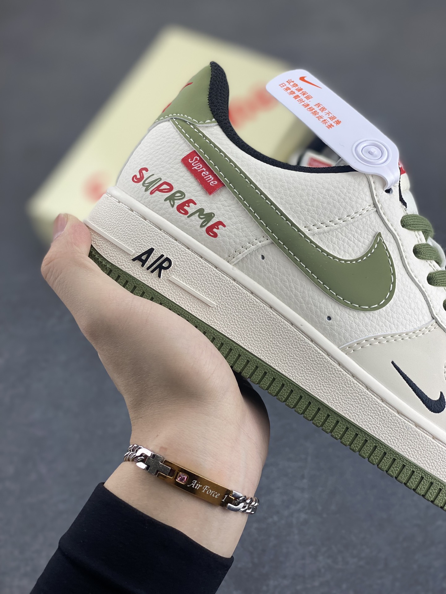 图片[6]-NIke Air Force 1 \’07 Low “Supreme联名——军绿红标”空军一号 低帮 运动鞋 休闲鞋 折边针车 工艺难度大 原楦头原纸板 原装鞋盒 定制五金配件 内置全掌气垫 原厂鞋底 货号：XS1958-566 尺码：36 36.5 37.5 38 38.5 39 40 40.5 41 42 42.5 43 44 44.5 45-选品中心