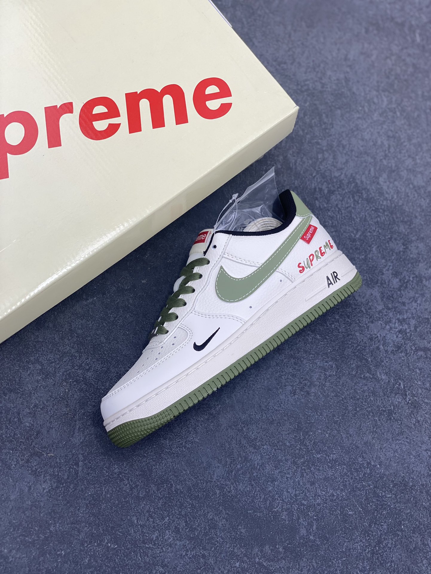 图片[7]-NIke Air Force 1 \’07 Low “Supreme联名——军绿红标”空军一号 低帮 运动鞋 休闲鞋 折边针车 工艺难度大 原楦头原纸板 原装鞋盒 定制五金配件 内置全掌气垫 原厂鞋底 货号：XS1958-566 尺码：36 36.5 37.5 38 38.5 39 40 40.5 41 42 42.5 43 44 44.5 45-选品中心