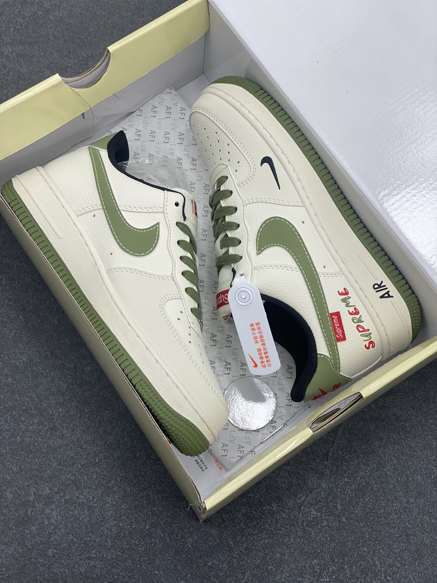 图片[9]-NIke Air Force 1 \’07 Low “Supreme联名——军绿红标”空军一号 低帮 运动鞋 休闲鞋 折边针车 工艺难度大 原楦头原纸板 原装鞋盒 定制五金配件 内置全掌气垫 原厂鞋底 货号：XS1958-566 尺码：36 36.5 37.5 38 38.5 39 40 40.5 41 42 42.5 43 44 44.5 45-选品中心