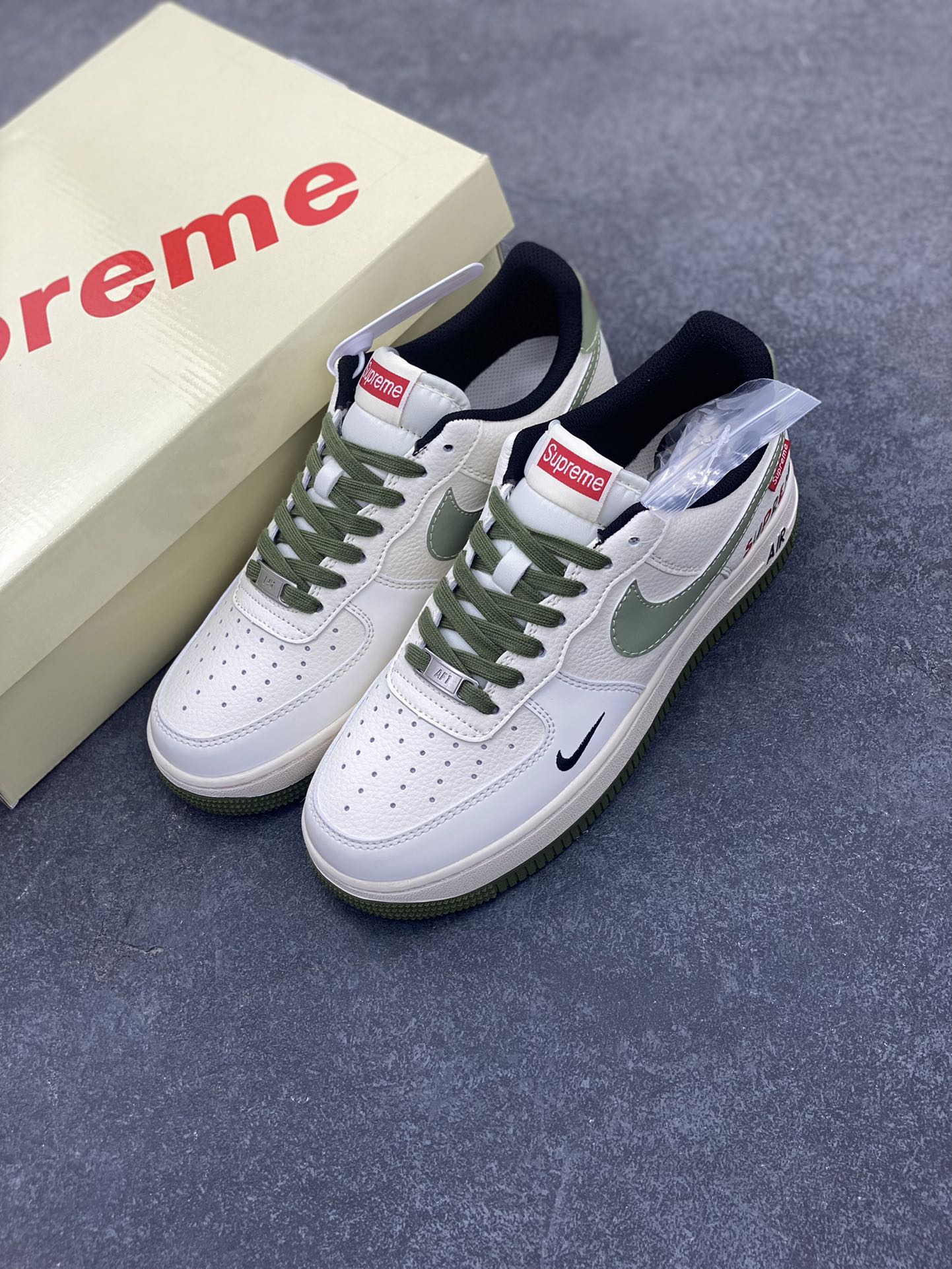 图片[8]-NIke Air Force 1 \’07 Low “Supreme联名——军绿红标”空军一号 低帮 运动鞋 休闲鞋 折边针车 工艺难度大 原楦头原纸板 原装鞋盒 定制五金配件 内置全掌气垫 原厂鞋底 货号：XS1958-566 尺码：36 36.5 37.5 38 38.5 39 40 40.5 41 42 42.5 43 44 44.5 45-选品中心