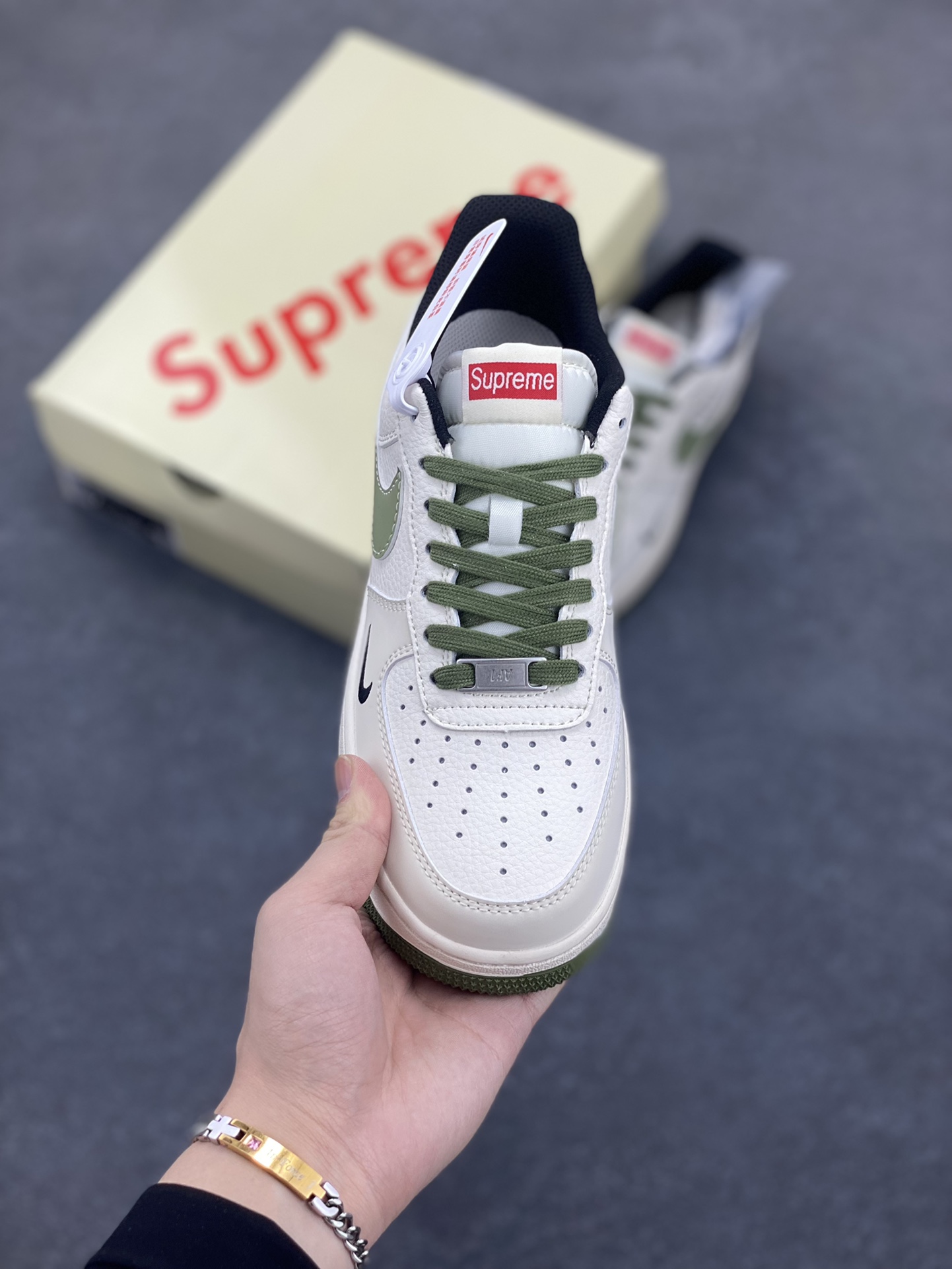 图片[2]-NIke Air Force 1 \’07 Low “Supreme联名——军绿红标”空军一号 低帮 运动鞋 休闲鞋 折边针车 工艺难度大 原楦头原纸板 原装鞋盒 定制五金配件 内置全掌气垫 原厂鞋底 货号：XS1958-566 尺码：36 36.5 37.5 38 38.5 39 40 40.5 41 42 42.5 43 44 44.5 45-选品中心