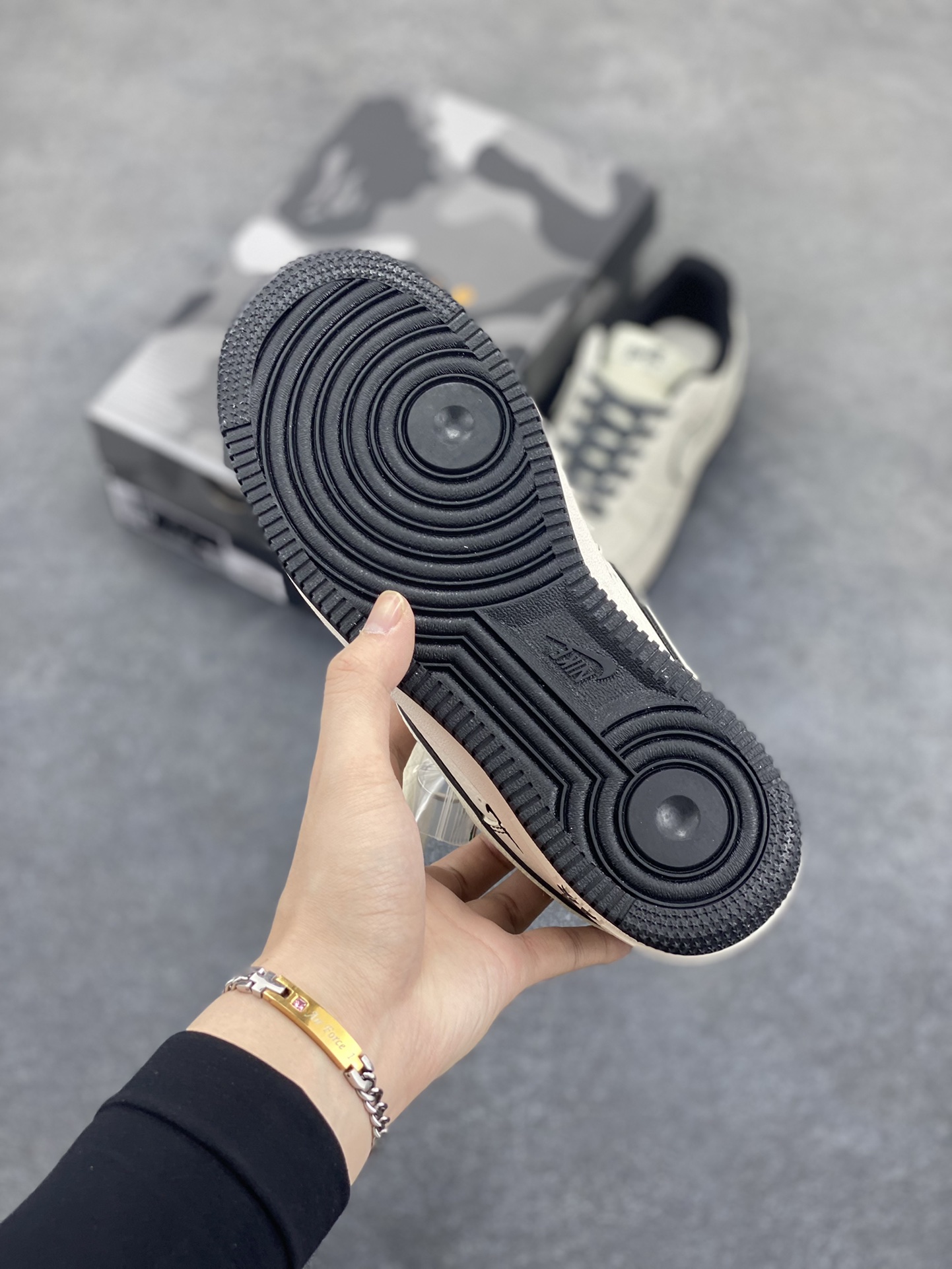 图片[5]-NIke Air Force 1 \’07 Low “Bape联名——黑线满天星”空军一号 低帮 运动鞋 休闲鞋 折边针车 工艺难度大 原楦头原纸板 原装鞋盒 定制五金配件 内置全掌气垫 原厂鞋底 货号：HH7518-067 尺码：36 36.5 37.5 38 38.5 39 40 40.5 41 42 42.5 43 44 44.5 45-选品中心