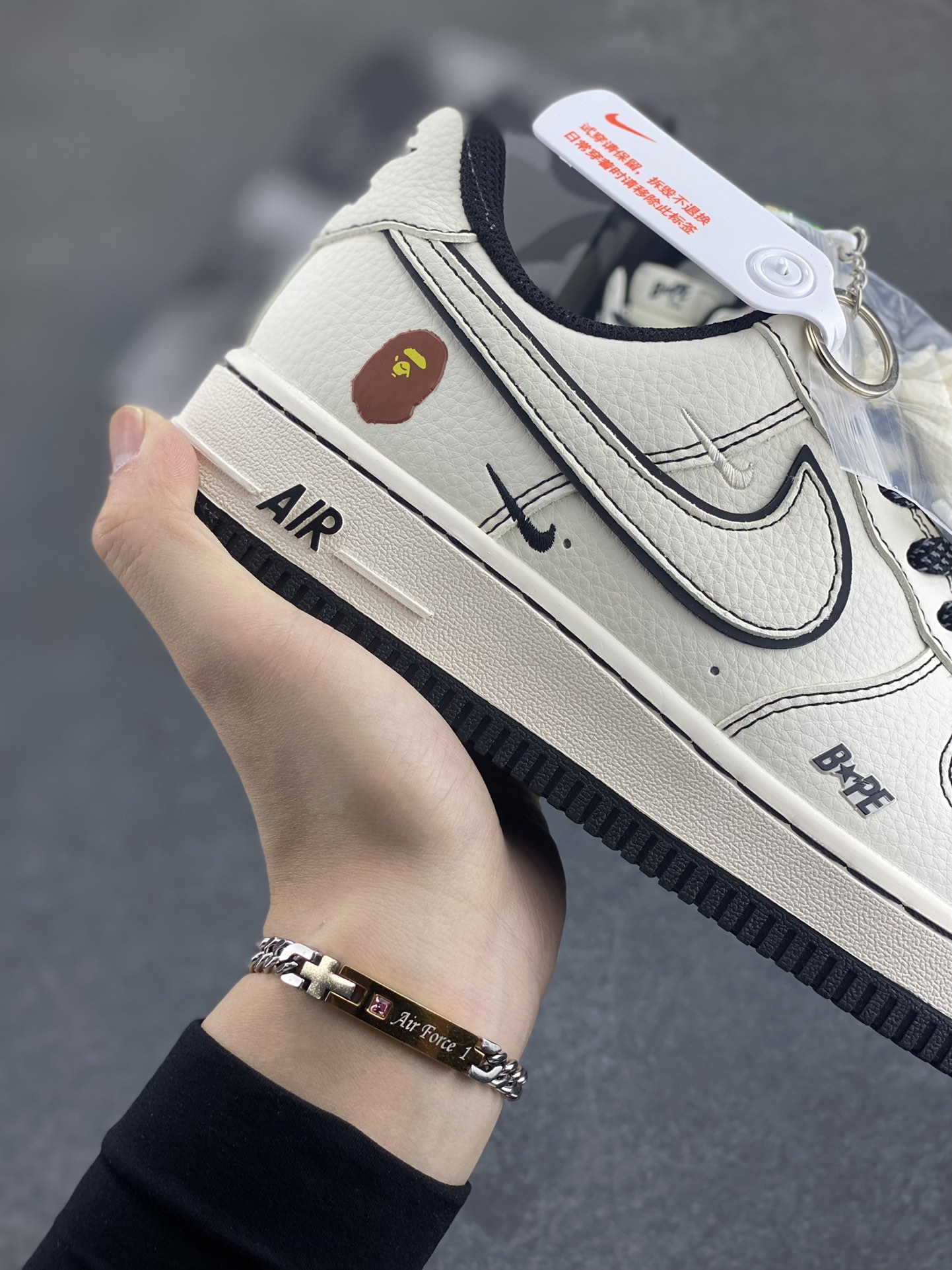 图片[6]-NIke Air Force 1 \’07 Low “Bape联名——黑线满天星”空军一号 低帮 运动鞋 休闲鞋 折边针车 工艺难度大 原楦头原纸板 原装鞋盒 定制五金配件 内置全掌气垫 原厂鞋底 货号：HH7518-067 尺码：36 36.5 37.5 38 38.5 39 40 40.5 41 42 42.5 43 44 44.5 45-选品中心