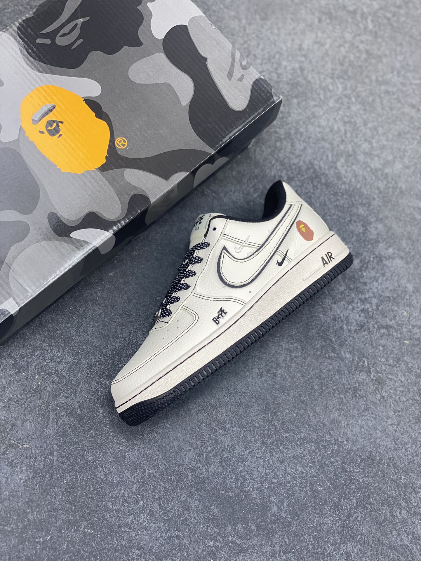 图片[7]-NIke Air Force 1 \’07 Low “Bape联名——黑线满天星”空军一号 低帮 运动鞋 休闲鞋 折边针车 工艺难度大 原楦头原纸板 原装鞋盒 定制五金配件 内置全掌气垫 原厂鞋底 货号：HH7518-067 尺码：36 36.5 37.5 38 38.5 39 40 40.5 41 42 42.5 43 44 44.5 45-选品中心