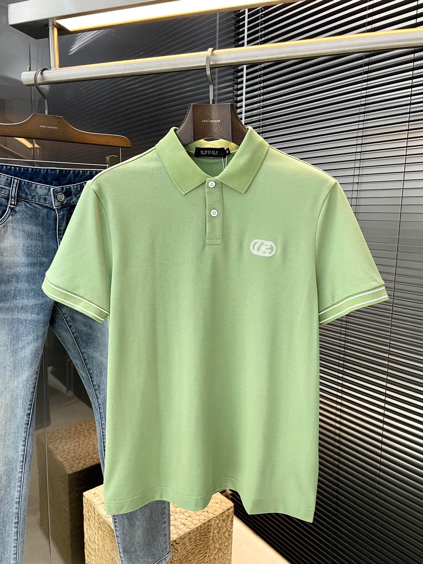 NO:140920,Gucci's latest spring and summer POLO short-sleeved sleeves are made of the latest polyester fiber mulberry silk cotton fabric, which is resistant to washing and not easy to fade. It has soft touch and soft and comfortable ingredients. Classic design style. Special customization. Simple cutting and splicing reflects the extraordinary craftsmanship of workers and is full of high-end fashion!  The style is quite good and casual and versatile. Size M-3XL is shipped the next day, gucci, gucci, T-shirt, alexander wang19860909Gucci（古驰）春夏最新款POLO短袖,采用最新聚脂纤维桑蚕丝棉面料,耐水洗不易掉色,手感柔软、成分柔软舒适 经典设计风格 特殊定制 简单的裁剪方式拼接,体现出工人不凡的工艺,高端时尚感十足！版型相当赞休闲百搭款.尺码M-3XL 隔天出货,,gucci,gucci,T-shirt,alexander wang,Men's clothing