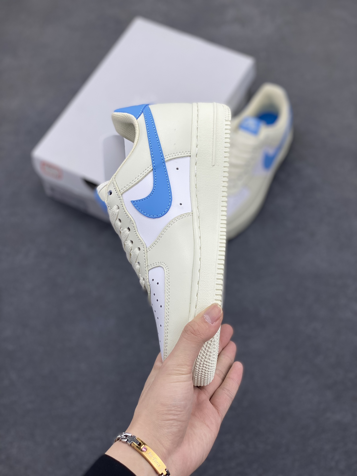 图片[3]-Nike Air Force 1 Low 空军一号低帮百搭休闲运动板鞋。柔软、弹性十足的缓震性能和出色的中底设计，横跨复古与现代的外型结合，造就出风靡全球三十多年的Force 1，直到今天还深受青睐。 货号：DC9486-110 尺码：36 36.5 37.5 38 38.5 39 40 40.5 41 42 42.5 43 44 44.5 45-选品中心