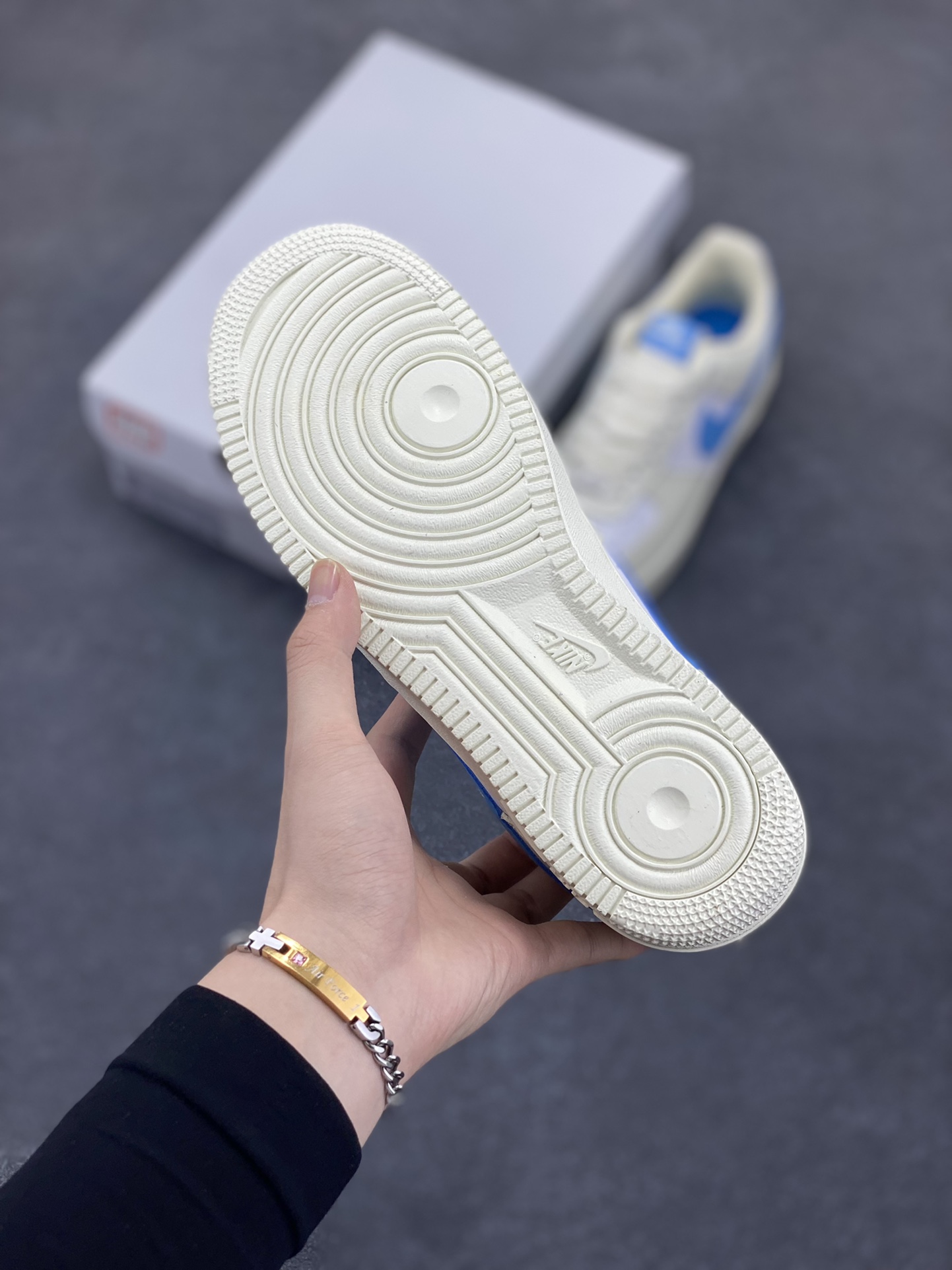 图片[5]-Nike Air Force 1 Low 空军一号低帮百搭休闲运动板鞋。柔软、弹性十足的缓震性能和出色的中底设计，横跨复古与现代的外型结合，造就出风靡全球三十多年的Force 1，直到今天还深受青睐。 货号：DC9486-110 尺码：36 36.5 37.5 38 38.5 39 40 40.5 41 42 42.5 43 44 44.5 45-选品中心