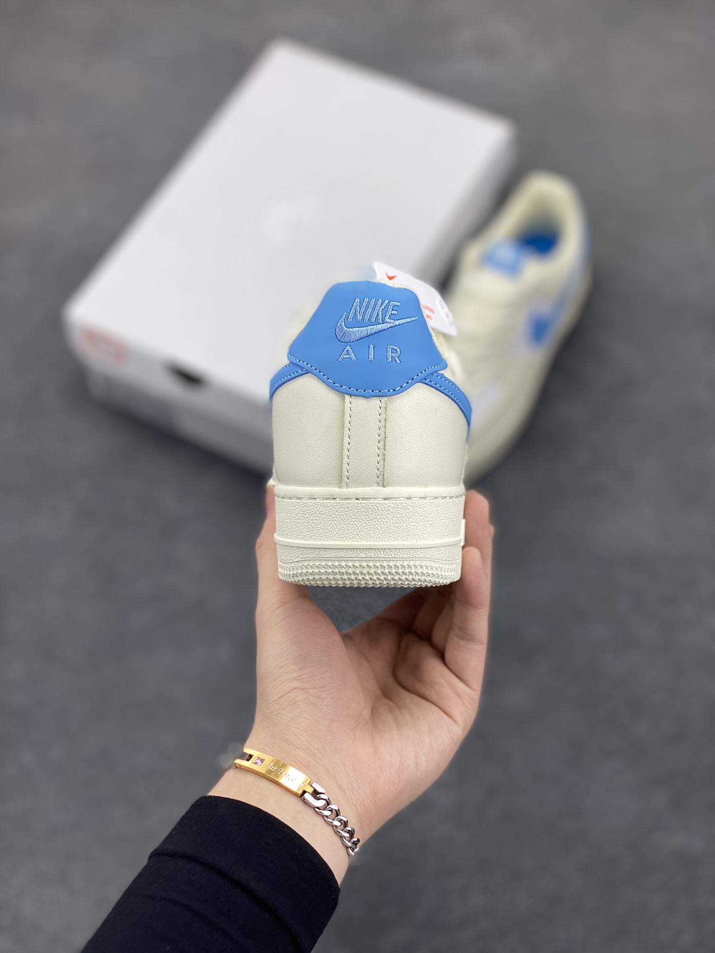 图片[4]-Nike Air Force 1 Low 空军一号低帮百搭休闲运动板鞋。柔软、弹性十足的缓震性能和出色的中底设计，横跨复古与现代的外型结合，造就出风靡全球三十多年的Force 1，直到今天还深受青睐。 货号：DC9486-110 尺码：36 36.5 37.5 38 38.5 39 40 40.5 41 42 42.5 43 44 44.5 45-选品中心