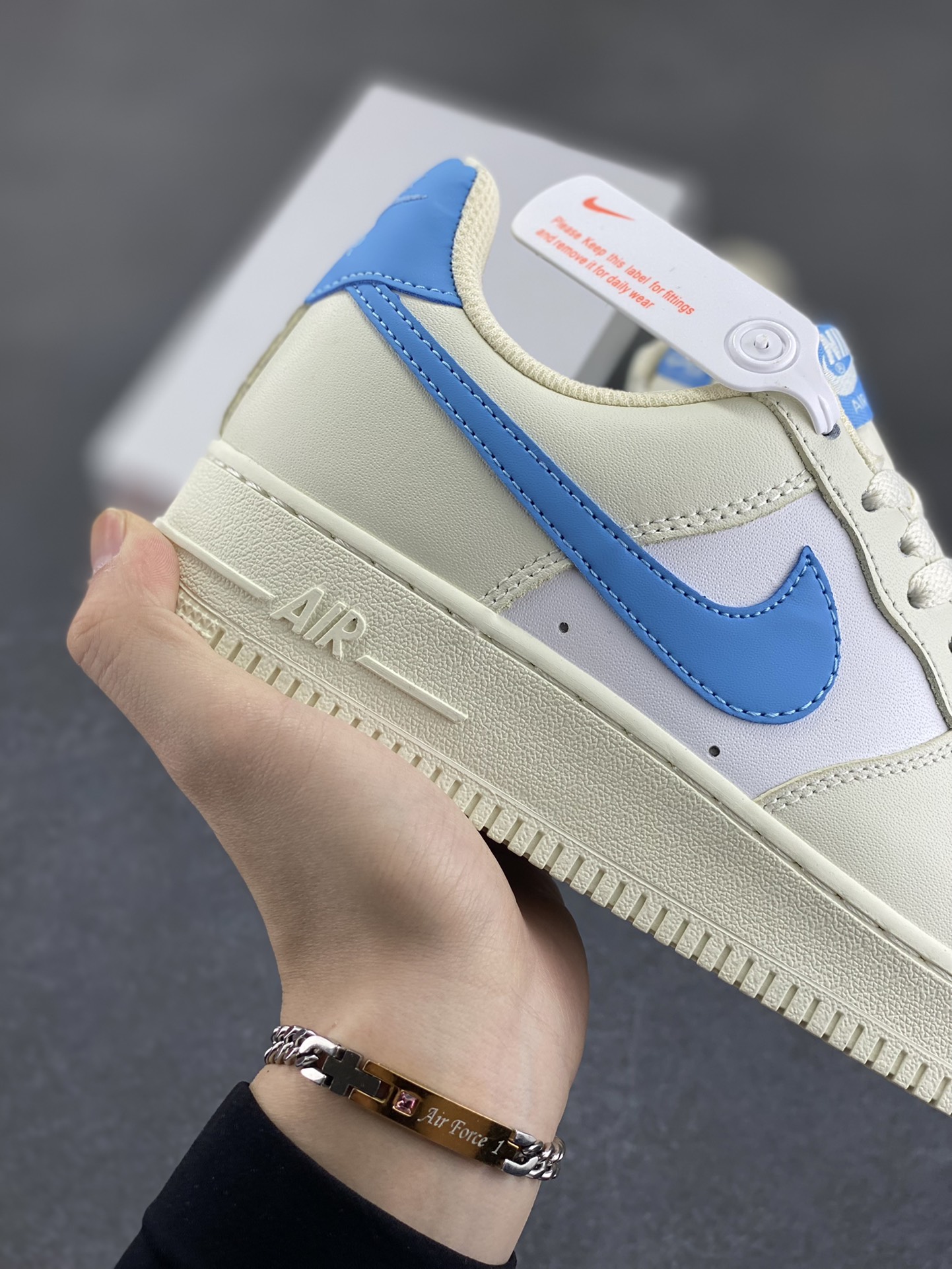 图片[6]-Nike Air Force 1 Low 空军一号低帮百搭休闲运动板鞋。柔软、弹性十足的缓震性能和出色的中底设计，横跨复古与现代的外型结合，造就出风靡全球三十多年的Force 1，直到今天还深受青睐。 货号：DC9486-110 尺码：36 36.5 37.5 38 38.5 39 40 40.5 41 42 42.5 43 44 44.5 45-选品中心