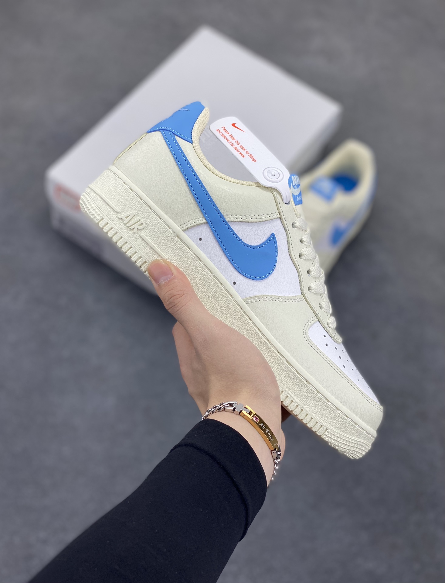 Nike Air Force 1 Low 空军一号低帮百搭休闲运动板鞋。柔软、弹性十足的缓震性能和出色的中底设计,横跨复古与现代的外型结合,造就出风靡全球三十多年的Force 1,直到今天还深受青睐。 货号:DC9486-110 尺码:36 36.5 37.5 38 38.5 39 40 40.5 41 42 42.5 43 44 44.5 45-选品中心