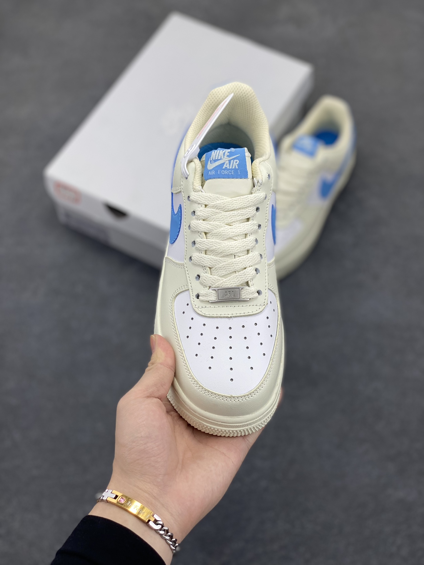 图片[2]-Nike Air Force 1 Low 空军一号低帮百搭休闲运动板鞋。柔软、弹性十足的缓震性能和出色的中底设计，横跨复古与现代的外型结合，造就出风靡全球三十多年的Force 1，直到今天还深受青睐。 货号：DC9486-110 尺码：36 36.5 37.5 38 38.5 39 40 40.5 41 42 42.5 43 44 44.5 45-选品中心