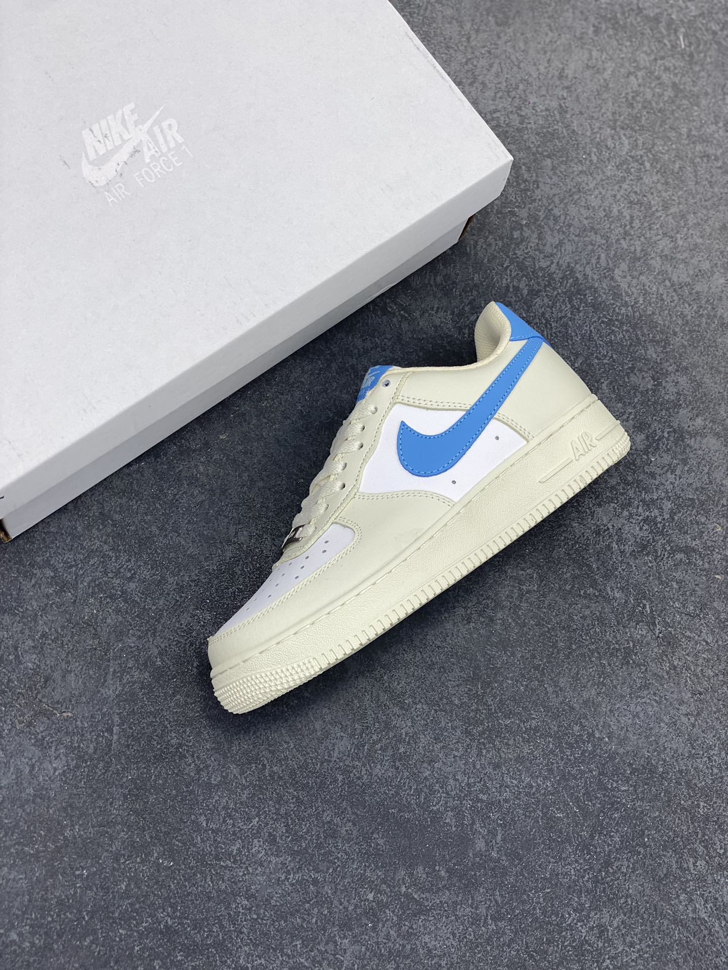 图片[7]-Nike Air Force 1 Low 空军一号低帮百搭休闲运动板鞋。柔软、弹性十足的缓震性能和出色的中底设计，横跨复古与现代的外型结合，造就出风靡全球三十多年的Force 1，直到今天还深受青睐。 货号：DC9486-110 尺码：36 36.5 37.5 38 38.5 39 40 40.5 41 42 42.5 43 44 44.5 45-选品中心