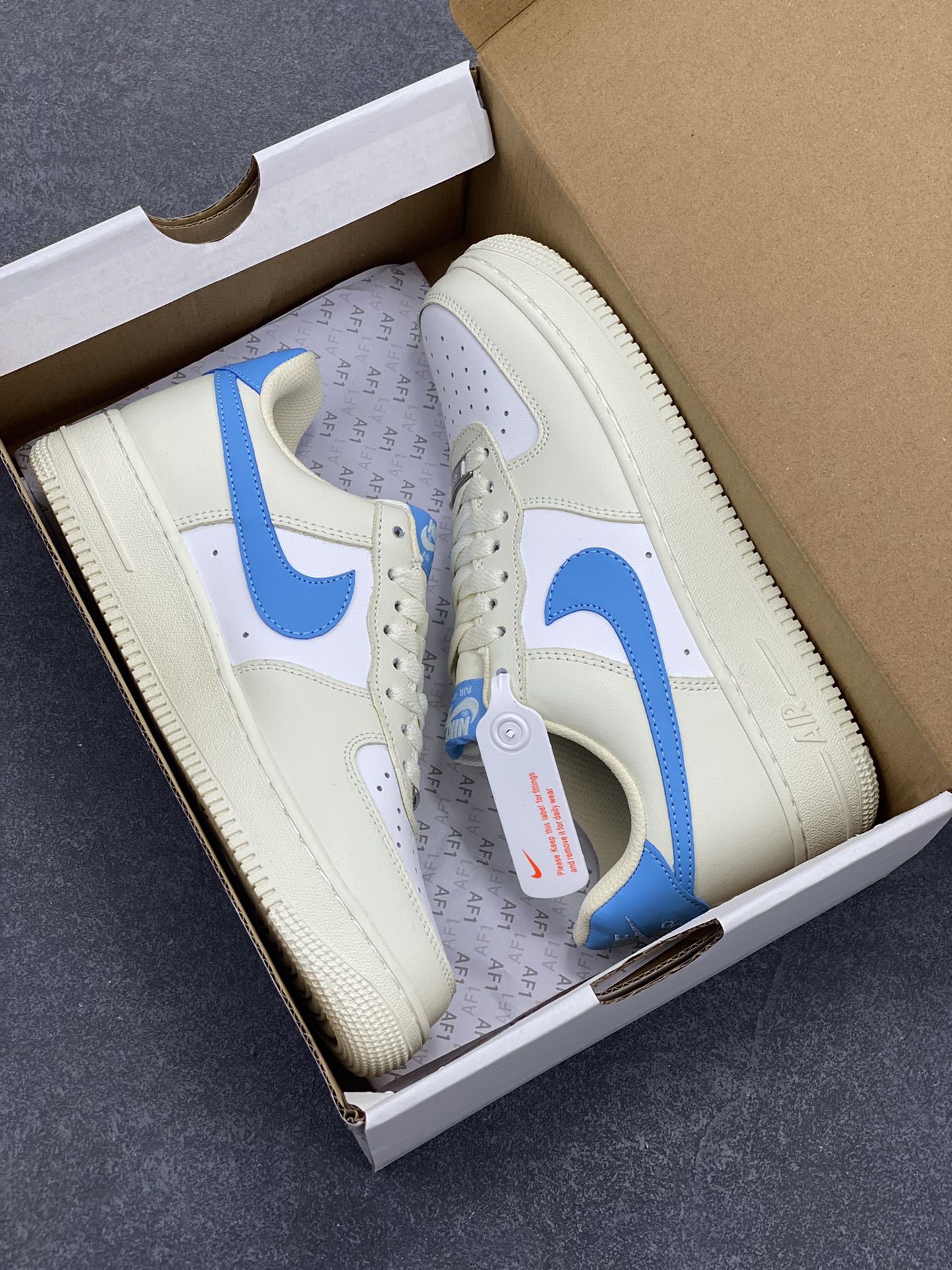 图片[9]-Nike Air Force 1 Low 空军一号低帮百搭休闲运动板鞋。柔软、弹性十足的缓震性能和出色的中底设计，横跨复古与现代的外型结合，造就出风靡全球三十多年的Force 1，直到今天还深受青睐。 货号：DC9486-110 尺码：36 36.5 37.5 38 38.5 39 40 40.5 41 42 42.5 43 44 44.5 45-选品中心