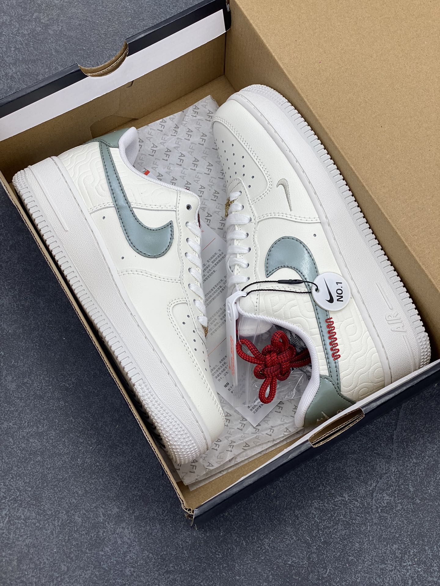 图片[9]-✨ No.1版本 纯原级别 Nike Air Force 1 Low ——“蛇年” 货号：HV5979-130 原厂冲刀皮料切割干净 无任何毛边 清洁度细节完美 做工细节全方位比对原鞋。 原楦原纸板 打造纯正空军 专注外贸渠道 全掌内置蜂窝气垫 原盒配件 原厂中底钢印、拉帮完美！ 全套原楦原模倾力打造完美版型！ 无解鞋型 原盒原配 超高清洁度 全鞋零毛边皮料切割！ 👍一码配一扣 👍品质问题一月换新 👍终身质保 我们承诺/保证：所有No.1版本AF1全是官方原鞋开发-全方位比对原鞋！ 👍复刻官方原厂模具-倾力打造完美版型！！ 👍全掌内置蜂窝气垫-材质用料绝不偷工减料！ 👍全配色更换新一代最新版-鱼鳞纹大底！＋可荧光邦迪车缝线！ 尺码：36 36.5 37.5 38 38.5 39 40 40.5 41 42 42.5 43 44 44.5 45-选品中心
