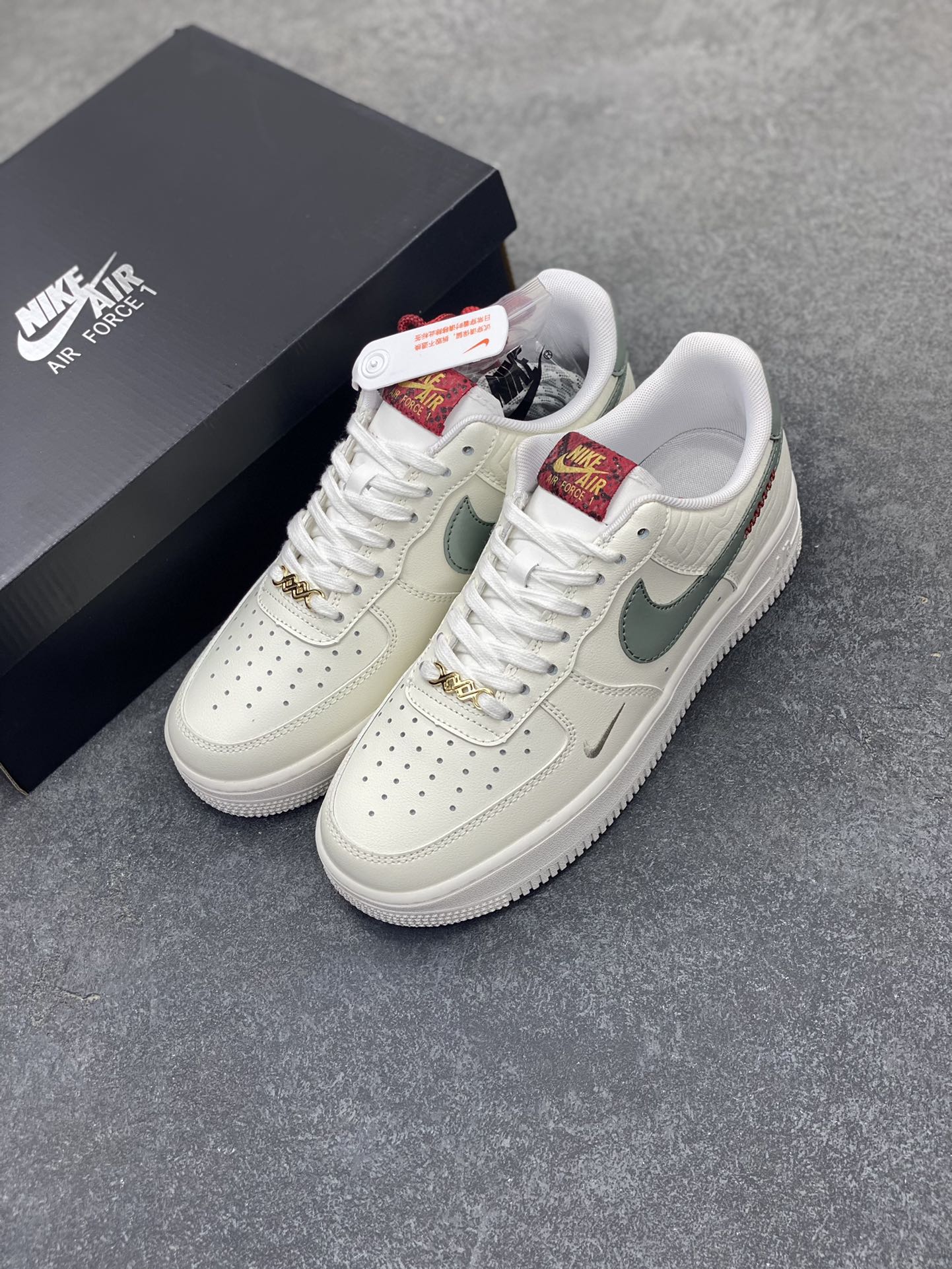 图片[8]-✨ No.1版本 纯原级别 Nike Air Force 1 Low ——“蛇年” 货号：HV5979-130 原厂冲刀皮料切割干净 无任何毛边 清洁度细节完美 做工细节全方位比对原鞋。 原楦原纸板 打造纯正空军 专注外贸渠道 全掌内置蜂窝气垫 原盒配件 原厂中底钢印、拉帮完美！ 全套原楦原模倾力打造完美版型！ 无解鞋型 原盒原配 超高清洁度 全鞋零毛边皮料切割！ 👍一码配一扣 👍品质问题一月换新 👍终身质保 我们承诺/保证：所有No.1版本AF1全是官方原鞋开发-全方位比对原鞋！ 👍复刻官方原厂模具-倾力打造完美版型！！ 👍全掌内置蜂窝气垫-材质用料绝不偷工减料！ 👍全配色更换新一代最新版-鱼鳞纹大底！＋可荧光邦迪车缝线！ 尺码：36 36.5 37.5 38 38.5 39 40 40.5 41 42 42.5 43 44 44.5 45-选品中心