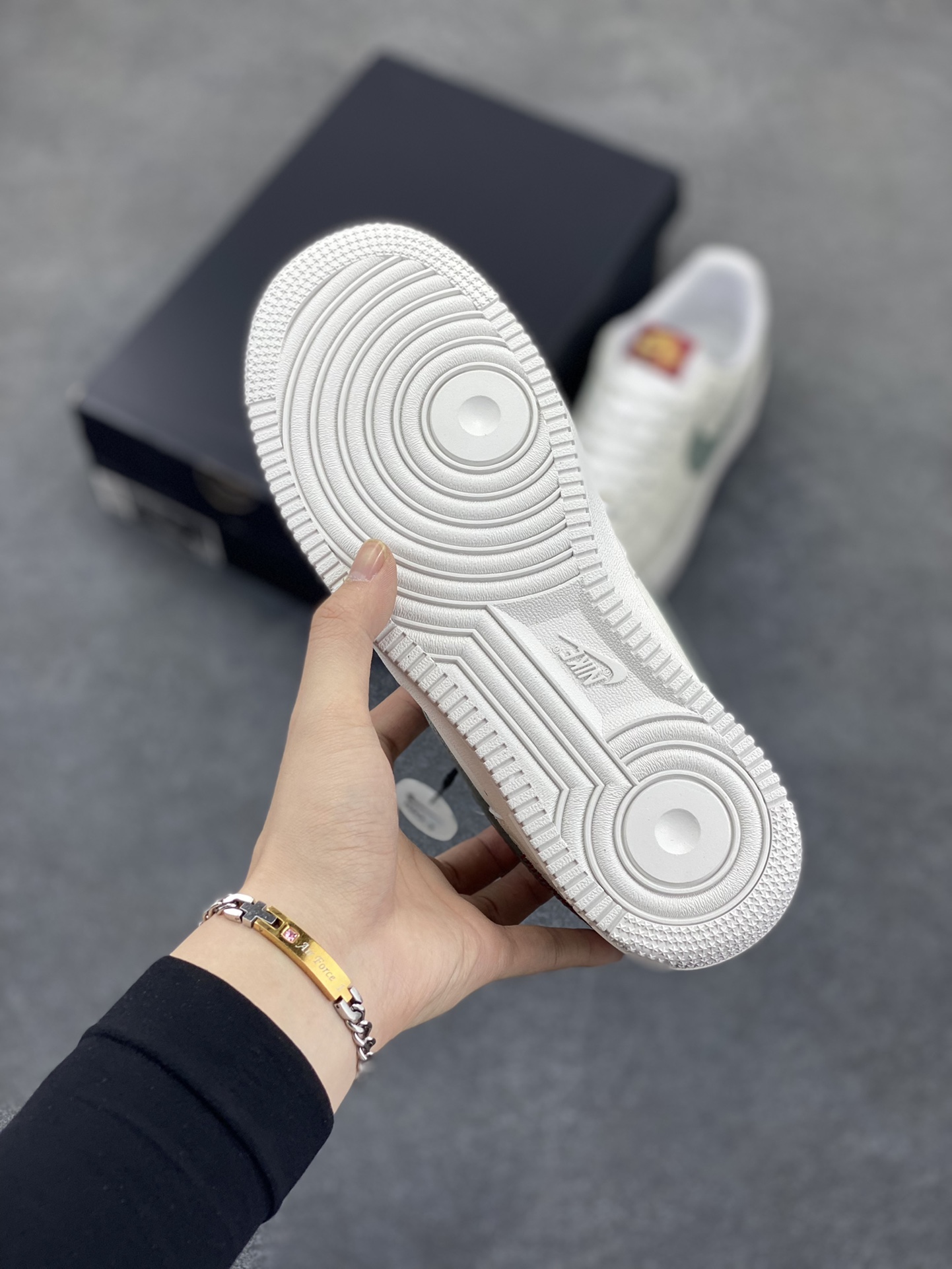 图片[5]-✨ No.1版本 纯原级别 Nike Air Force 1 Low ——“蛇年” 货号：HV5979-130 原厂冲刀皮料切割干净 无任何毛边 清洁度细节完美 做工细节全方位比对原鞋。 原楦原纸板 打造纯正空军 专注外贸渠道 全掌内置蜂窝气垫 原盒配件 原厂中底钢印、拉帮完美！ 全套原楦原模倾力打造完美版型！ 无解鞋型 原盒原配 超高清洁度 全鞋零毛边皮料切割！ 👍一码配一扣 👍品质问题一月换新 👍终身质保 我们承诺/保证：所有No.1版本AF1全是官方原鞋开发-全方位比对原鞋！ 👍复刻官方原厂模具-倾力打造完美版型！！ 👍全掌内置蜂窝气垫-材质用料绝不偷工减料！ 👍全配色更换新一代最新版-鱼鳞纹大底！＋可荧光邦迪车缝线！ 尺码：36 36.5 37.5 38 38.5 39 40 40.5 41 42 42.5 43 44 44.5 45-选品中心