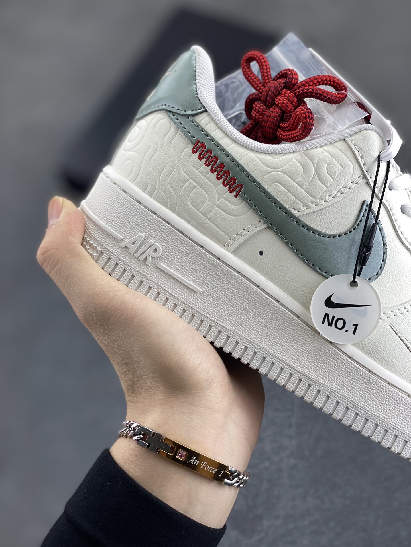 图片[6]-✨ No.1版本 纯原级别 Nike Air Force 1 Low ——“蛇年” 货号：HV5979-130 原厂冲刀皮料切割干净 无任何毛边 清洁度细节完美 做工细节全方位比对原鞋。 原楦原纸板 打造纯正空军 专注外贸渠道 全掌内置蜂窝气垫 原盒配件 原厂中底钢印、拉帮完美！ 全套原楦原模倾力打造完美版型！ 无解鞋型 原盒原配 超高清洁度 全鞋零毛边皮料切割！ 👍一码配一扣 👍品质问题一月换新 👍终身质保 我们承诺/保证：所有No.1版本AF1全是官方原鞋开发-全方位比对原鞋！ 👍复刻官方原厂模具-倾力打造完美版型！！ 👍全掌内置蜂窝气垫-材质用料绝不偷工减料！ 👍全配色更换新一代最新版-鱼鳞纹大底！＋可荧光邦迪车缝线！ 尺码：36 36.5 37.5 38 38.5 39 40 40.5 41 42 42.5 43 44 44.5 45-选品中心