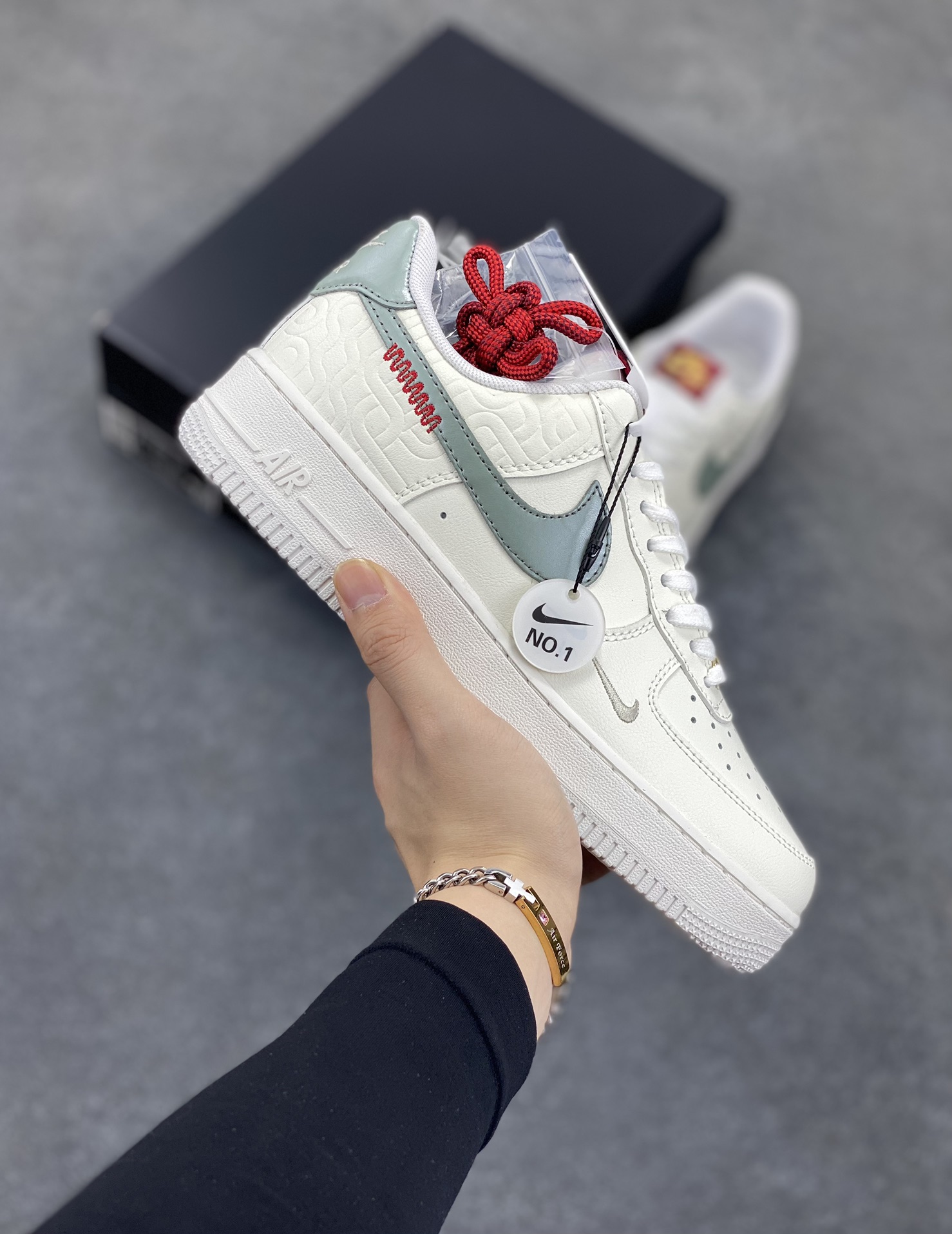 ✨ No.1版本 纯原级别 Nike Air Force 1 Low ——“蛇年” 货号：HV5979-130 原厂冲刀皮料切割干净 无任何毛边 清洁度细节完美 做工细节全方位比对原鞋。 原楦原纸板 打造纯正空军 专注外贸渠道 全掌内置蜂窝气垫 原盒配件 原厂中底钢印、拉帮完美！ 全套原楦原模倾力打造完美版型！ 无解鞋型 原盒原配 超高清洁度 全鞋零毛边皮料切割！ 👍一码配一扣 👍品质问题一月换新 👍终身质保 我们承诺/保证：所有No.1版本AF1全是官方原鞋开发-全方位比对原鞋！ 👍复刻官方原厂模具-倾力打造完美版型！！ 👍全掌内置蜂窝气垫-材质用料绝不偷工减料！ 👍全配色更换新一代最新版-鱼鳞纹大底！＋可荧光邦迪车缝线！ 尺码：36 36.5 37.5 38 38.5 39 40 40.5 41 42 42.5 43 44 44.5 45-选品中心