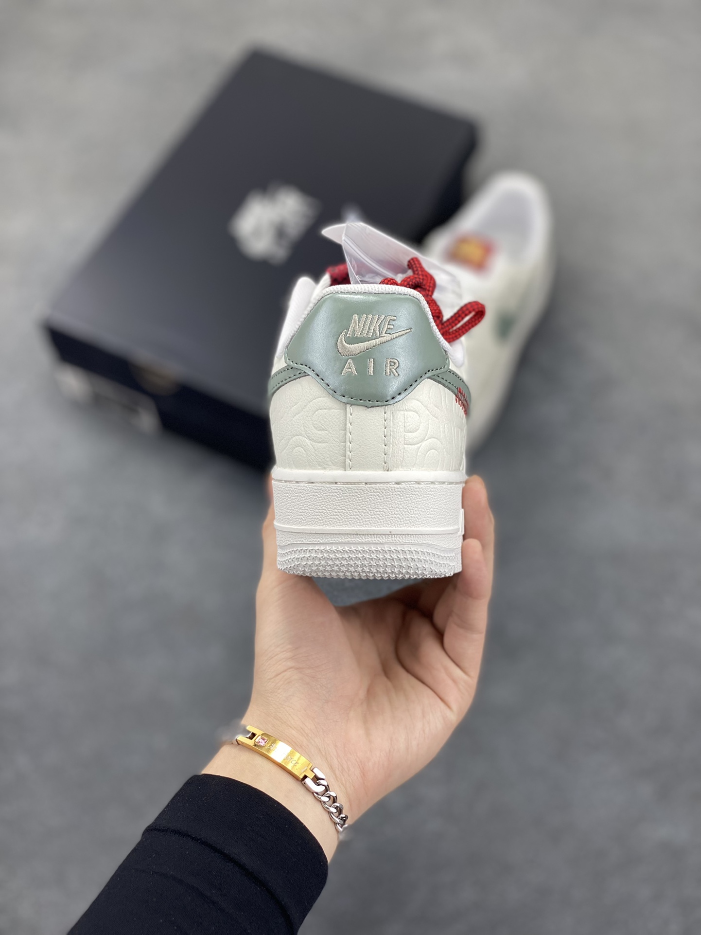 图片[4]-✨ No.1版本 纯原级别 Nike Air Force 1 Low ——“蛇年” 货号：HV5979-130 原厂冲刀皮料切割干净 无任何毛边 清洁度细节完美 做工细节全方位比对原鞋。 原楦原纸板 打造纯正空军 专注外贸渠道 全掌内置蜂窝气垫 原盒配件 原厂中底钢印、拉帮完美！ 全套原楦原模倾力打造完美版型！ 无解鞋型 原盒原配 超高清洁度 全鞋零毛边皮料切割！ 👍一码配一扣 👍品质问题一月换新 👍终身质保 我们承诺/保证：所有No.1版本AF1全是官方原鞋开发-全方位比对原鞋！ 👍复刻官方原厂模具-倾力打造完美版型！！ 👍全掌内置蜂窝气垫-材质用料绝不偷工减料！ 👍全配色更换新一代最新版-鱼鳞纹大底！＋可荧光邦迪车缝线！ 尺码：36 36.5 37.5 38 38.5 39 40 40.5 41 42 42.5 43 44 44.5 45-选品中心