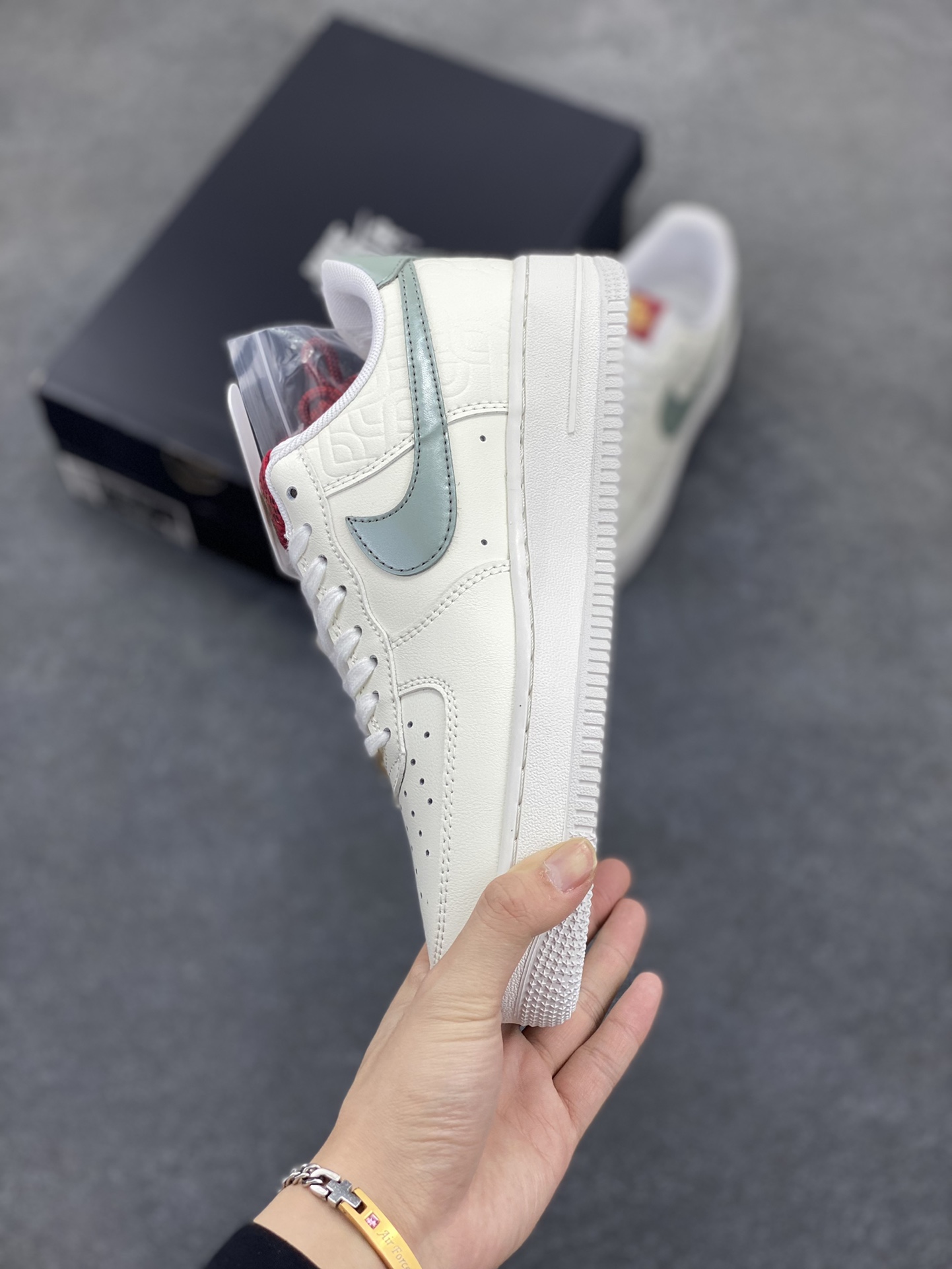 图片[3]-✨ No.1版本 纯原级别 Nike Air Force 1 Low ——“蛇年” 货号：HV5979-130 原厂冲刀皮料切割干净 无任何毛边 清洁度细节完美 做工细节全方位比对原鞋。 原楦原纸板 打造纯正空军 专注外贸渠道 全掌内置蜂窝气垫 原盒配件 原厂中底钢印、拉帮完美！ 全套原楦原模倾力打造完美版型！ 无解鞋型 原盒原配 超高清洁度 全鞋零毛边皮料切割！ 👍一码配一扣 👍品质问题一月换新 👍终身质保 我们承诺/保证：所有No.1版本AF1全是官方原鞋开发-全方位比对原鞋！ 👍复刻官方原厂模具-倾力打造完美版型！！ 👍全掌内置蜂窝气垫-材质用料绝不偷工减料！ 👍全配色更换新一代最新版-鱼鳞纹大底！＋可荧光邦迪车缝线！ 尺码：36 36.5 37.5 38 38.5 39 40 40.5 41 42 42.5 43 44 44.5 45-选品中心