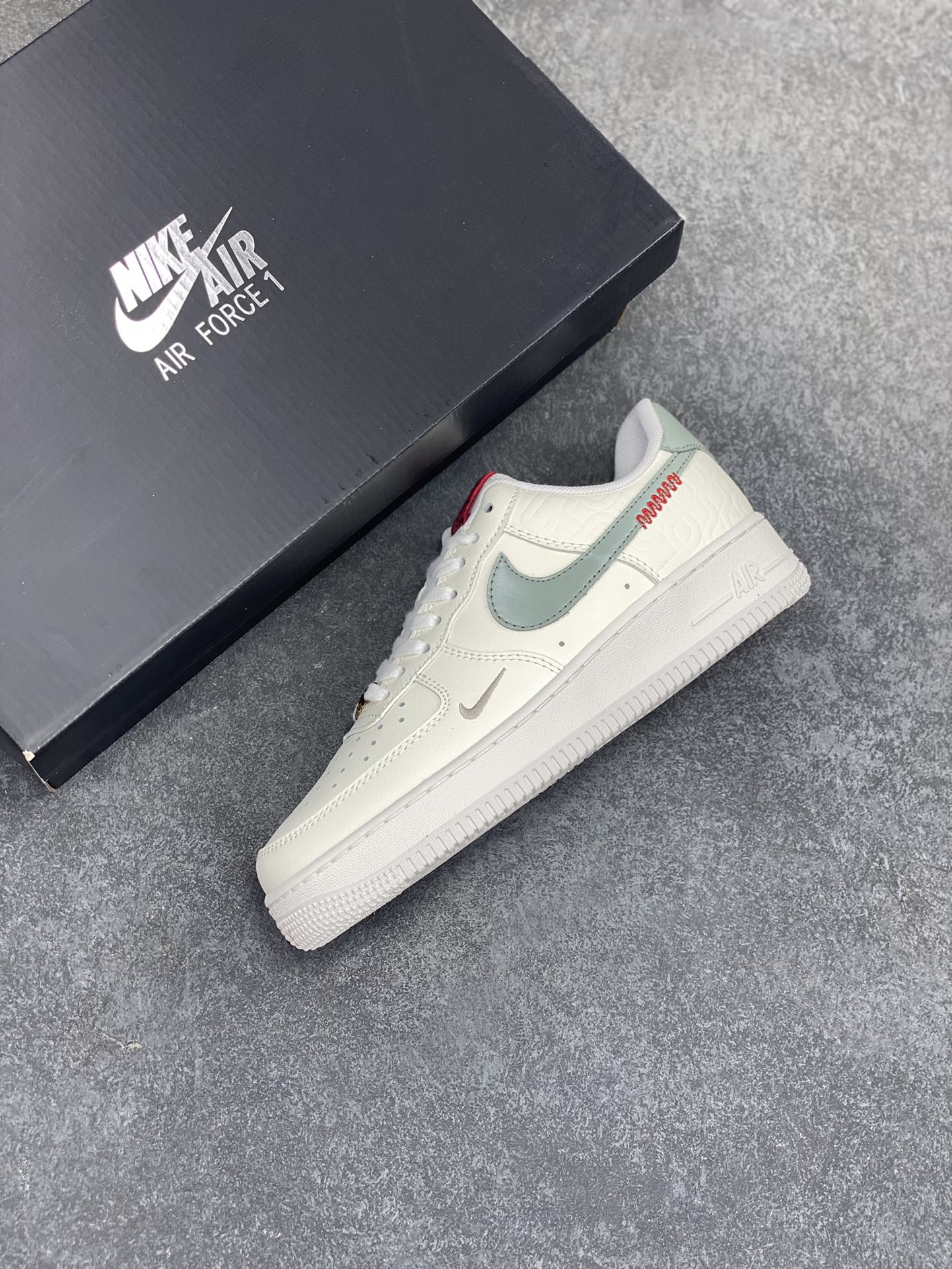 图片[7]-✨ No.1版本 纯原级别 Nike Air Force 1 Low ——“蛇年” 货号：HV5979-130 原厂冲刀皮料切割干净 无任何毛边 清洁度细节完美 做工细节全方位比对原鞋。 原楦原纸板 打造纯正空军 专注外贸渠道 全掌内置蜂窝气垫 原盒配件 原厂中底钢印、拉帮完美！ 全套原楦原模倾力打造完美版型！ 无解鞋型 原盒原配 超高清洁度 全鞋零毛边皮料切割！ 👍一码配一扣 👍品质问题一月换新 👍终身质保 我们承诺/保证：所有No.1版本AF1全是官方原鞋开发-全方位比对原鞋！ 👍复刻官方原厂模具-倾力打造完美版型！！ 👍全掌内置蜂窝气垫-材质用料绝不偷工减料！ 👍全配色更换新一代最新版-鱼鳞纹大底！＋可荧光邦迪车缝线！ 尺码：36 36.5 37.5 38 38.5 39 40 40.5 41 42 42.5 43 44 44.5 45-选品中心