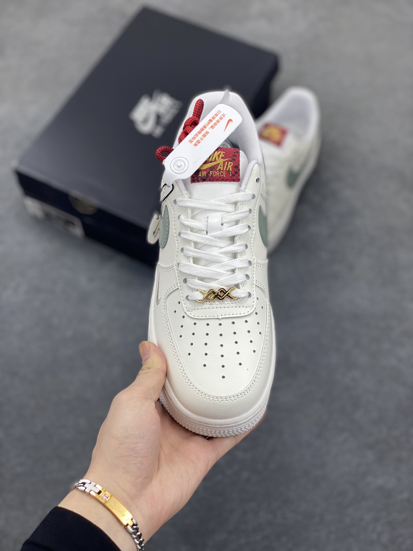 图片[2]-✨ No.1版本 纯原级别 Nike Air Force 1 Low ——“蛇年” 货号：HV5979-130 原厂冲刀皮料切割干净 无任何毛边 清洁度细节完美 做工细节全方位比对原鞋。 原楦原纸板 打造纯正空军 专注外贸渠道 全掌内置蜂窝气垫 原盒配件 原厂中底钢印、拉帮完美！ 全套原楦原模倾力打造完美版型！ 无解鞋型 原盒原配 超高清洁度 全鞋零毛边皮料切割！ 👍一码配一扣 👍品质问题一月换新 👍终身质保 我们承诺/保证：所有No.1版本AF1全是官方原鞋开发-全方位比对原鞋！ 👍复刻官方原厂模具-倾力打造完美版型！！ 👍全掌内置蜂窝气垫-材质用料绝不偷工减料！ 👍全配色更换新一代最新版-鱼鳞纹大底！＋可荧光邦迪车缝线！ 尺码：36 36.5 37.5 38 38.5 39 40 40.5 41 42 42.5 43 44 44.5 45-选品中心
