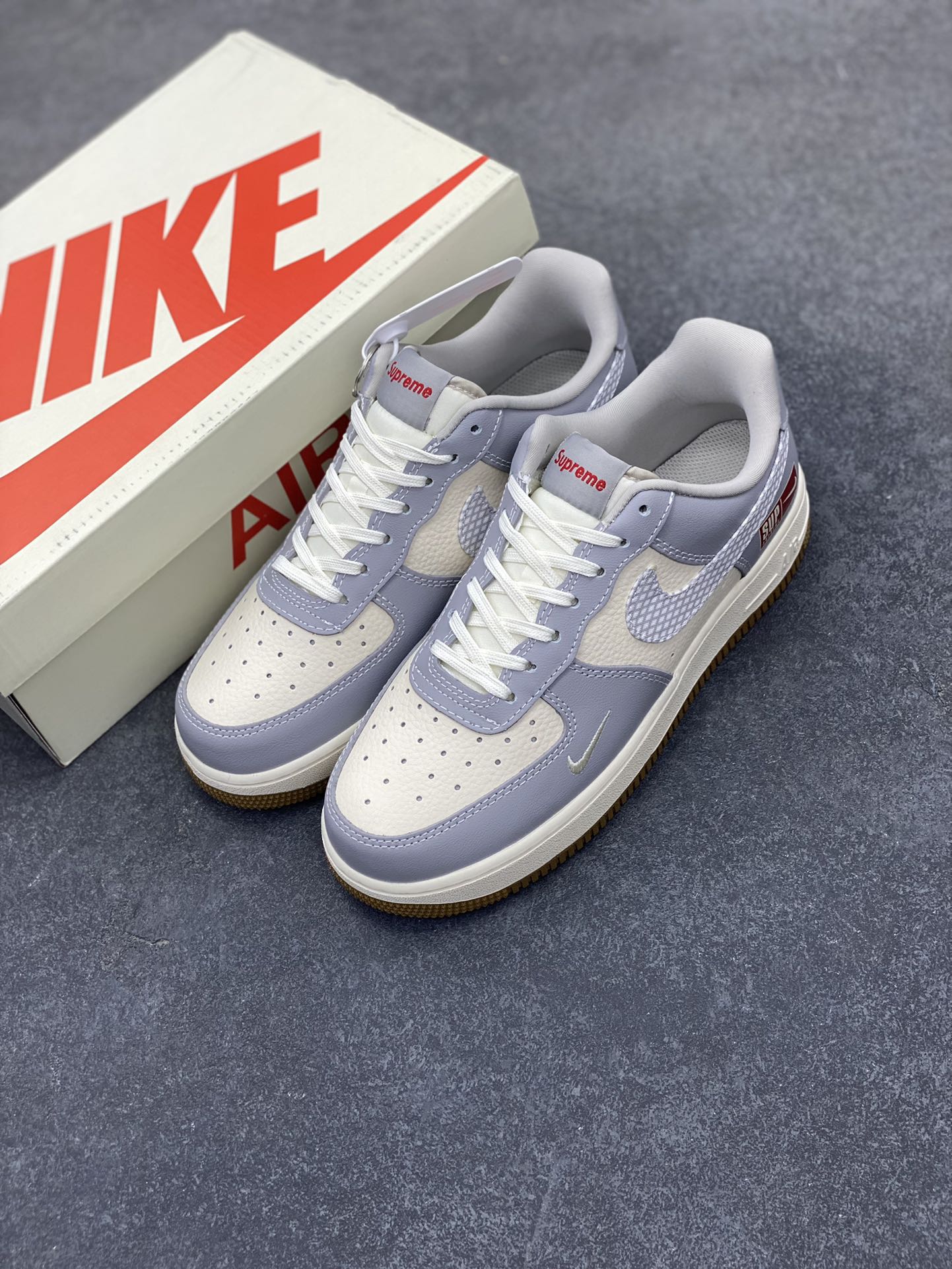 图片[8]-NIke Air Force 1 \’07 Low “Supreme联名——亮灰生胶”空军一号 低帮 运动鞋 休闲鞋 折边针车 工艺难度大 原楦头原纸板 原装鞋盒 定制五金配件 内置全掌气垫 原厂鞋底 货号：KK1988-075 尺码：36 36.5 37.5 38 38.5 39 40 40.5 41 42 42.5 43 44 44.5 45-选品中心