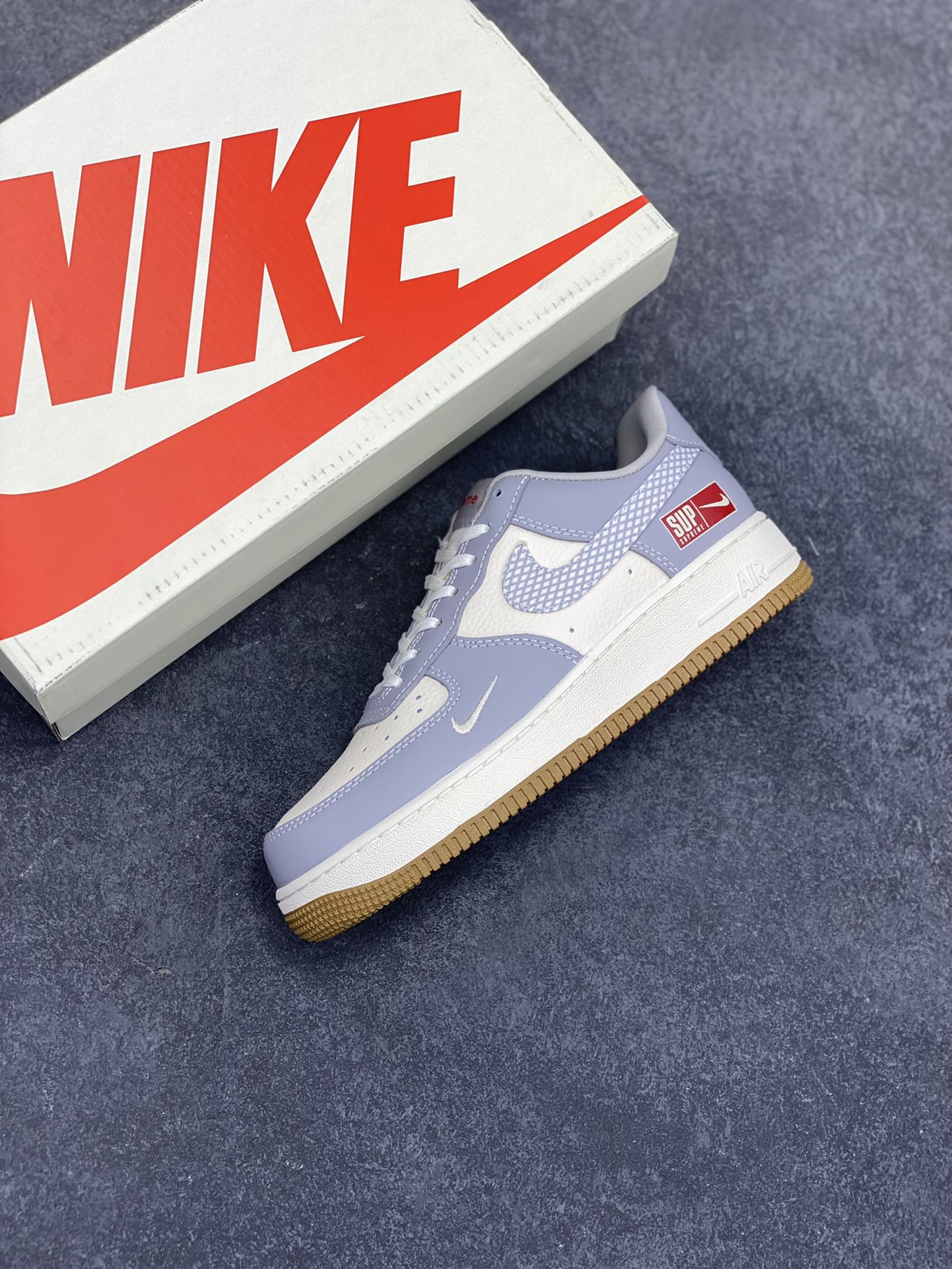 图片[7]-NIke Air Force 1 \’07 Low “Supreme联名——亮灰生胶”空军一号 低帮 运动鞋 休闲鞋 折边针车 工艺难度大 原楦头原纸板 原装鞋盒 定制五金配件 内置全掌气垫 原厂鞋底 货号：KK1988-075 尺码：36 36.5 37.5 38 38.5 39 40 40.5 41 42 42.5 43 44 44.5 45-选品中心