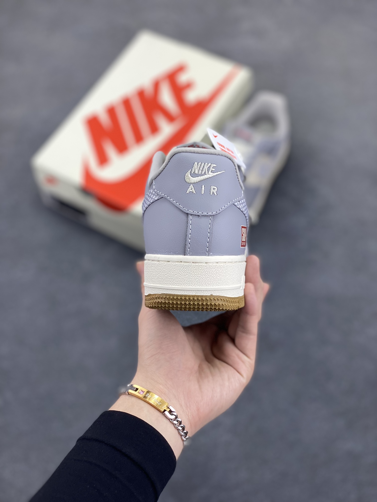 图片[4]-NIke Air Force 1 \’07 Low “Supreme联名——亮灰生胶”空军一号 低帮 运动鞋 休闲鞋 折边针车 工艺难度大 原楦头原纸板 原装鞋盒 定制五金配件 内置全掌气垫 原厂鞋底 货号：KK1988-075 尺码：36 36.5 37.5 38 38.5 39 40 40.5 41 42 42.5 43 44 44.5 45-选品中心